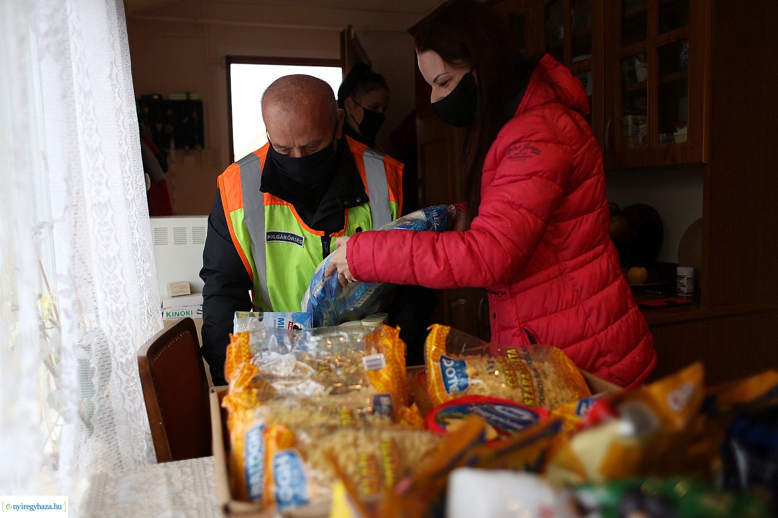 A borbányai polgárőrök adománnyal leptek meg egy családot karácsony előtt
