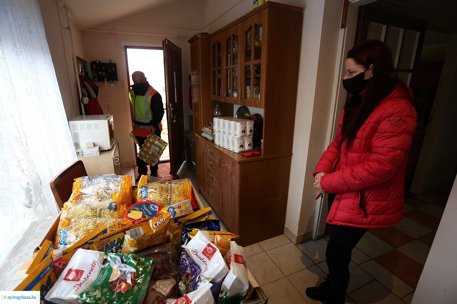 A borbányai polgárőrök adománnyal leptek meg egy családot karácsony előtt