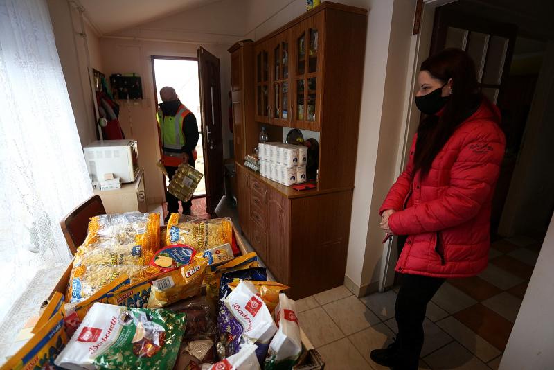 A borbányai polgárőrök adománnyal leptek meg egy családot karácsony előtt