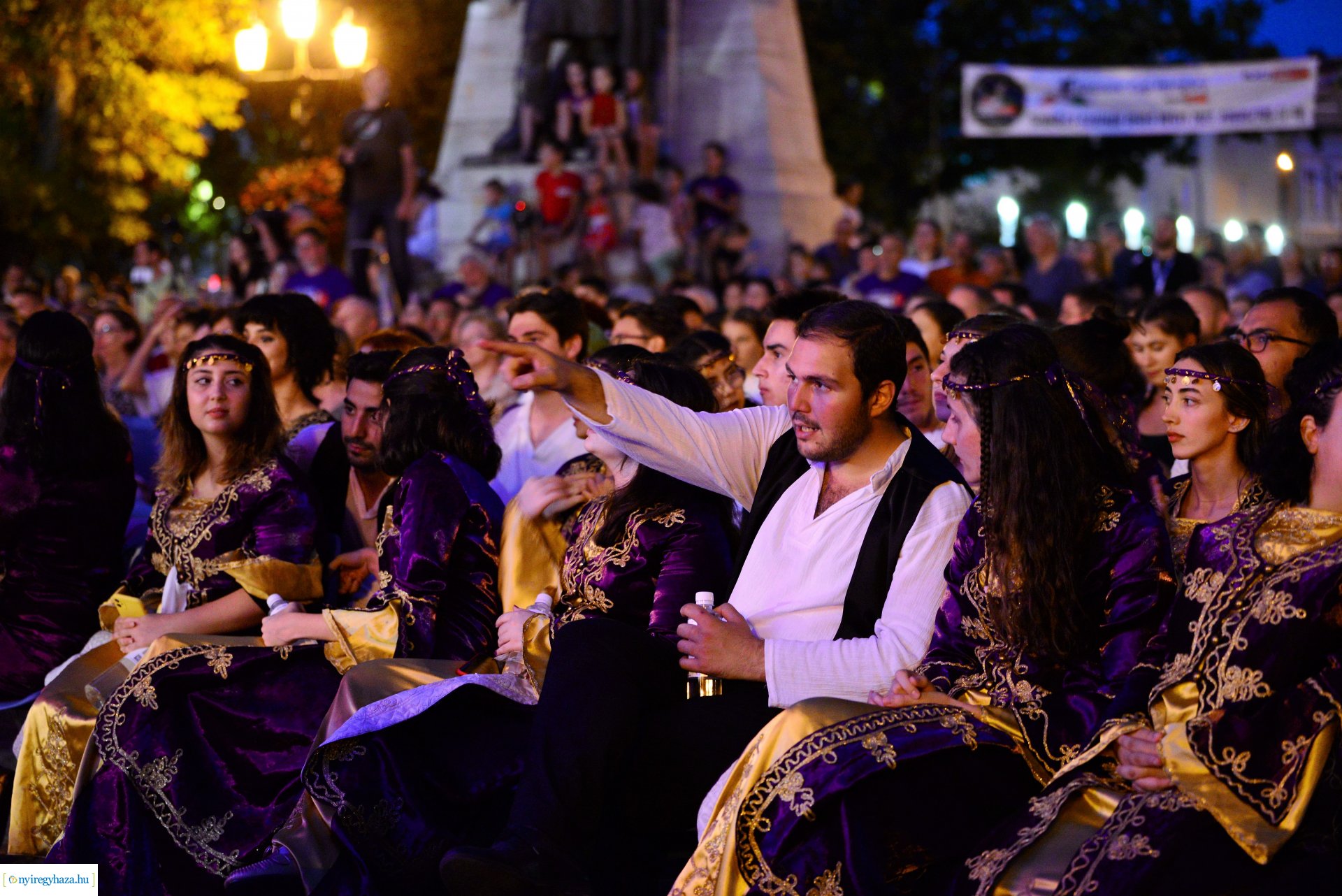 A Cantemus Nemzetközi Kórusfesztivál folklór estje a Kossuth téren