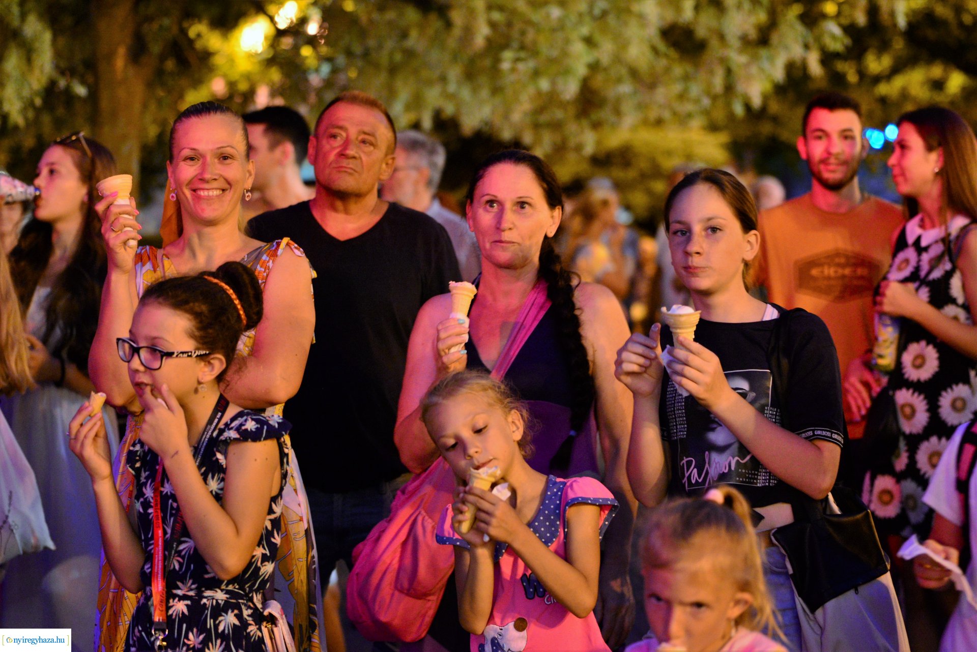 A Cantemus Nemzetközi Kórusfesztivál folklór estje a Kossuth téren