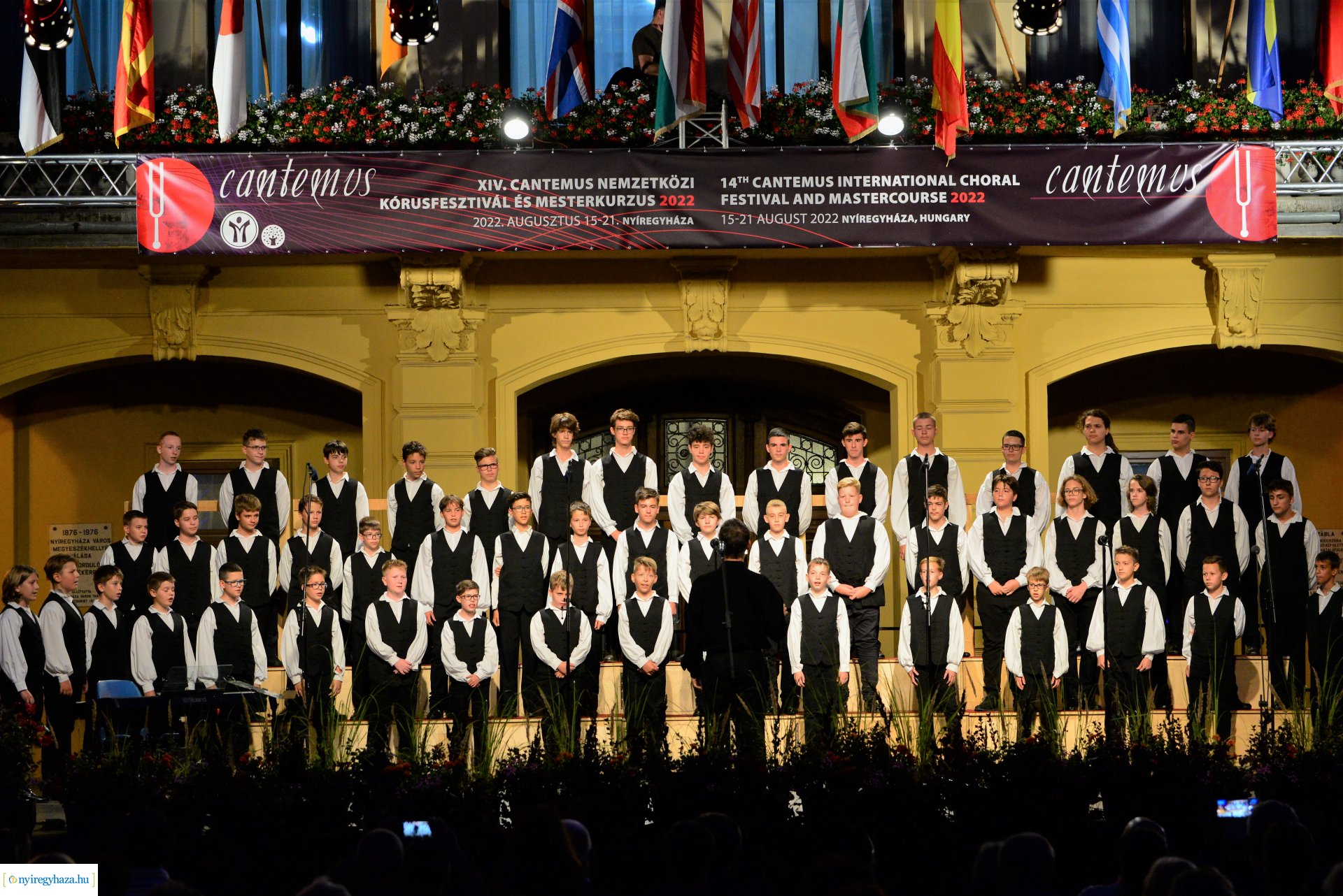 A Cantemus Nemzetközi Kórusfesztivál folklór estje a Kossuth téren