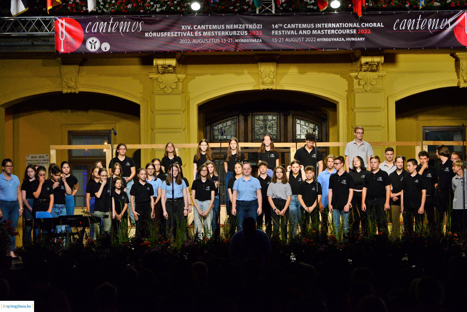 A Cantemus Nemzetközi Kórusfesztivál folklór estje a Kossuth téren