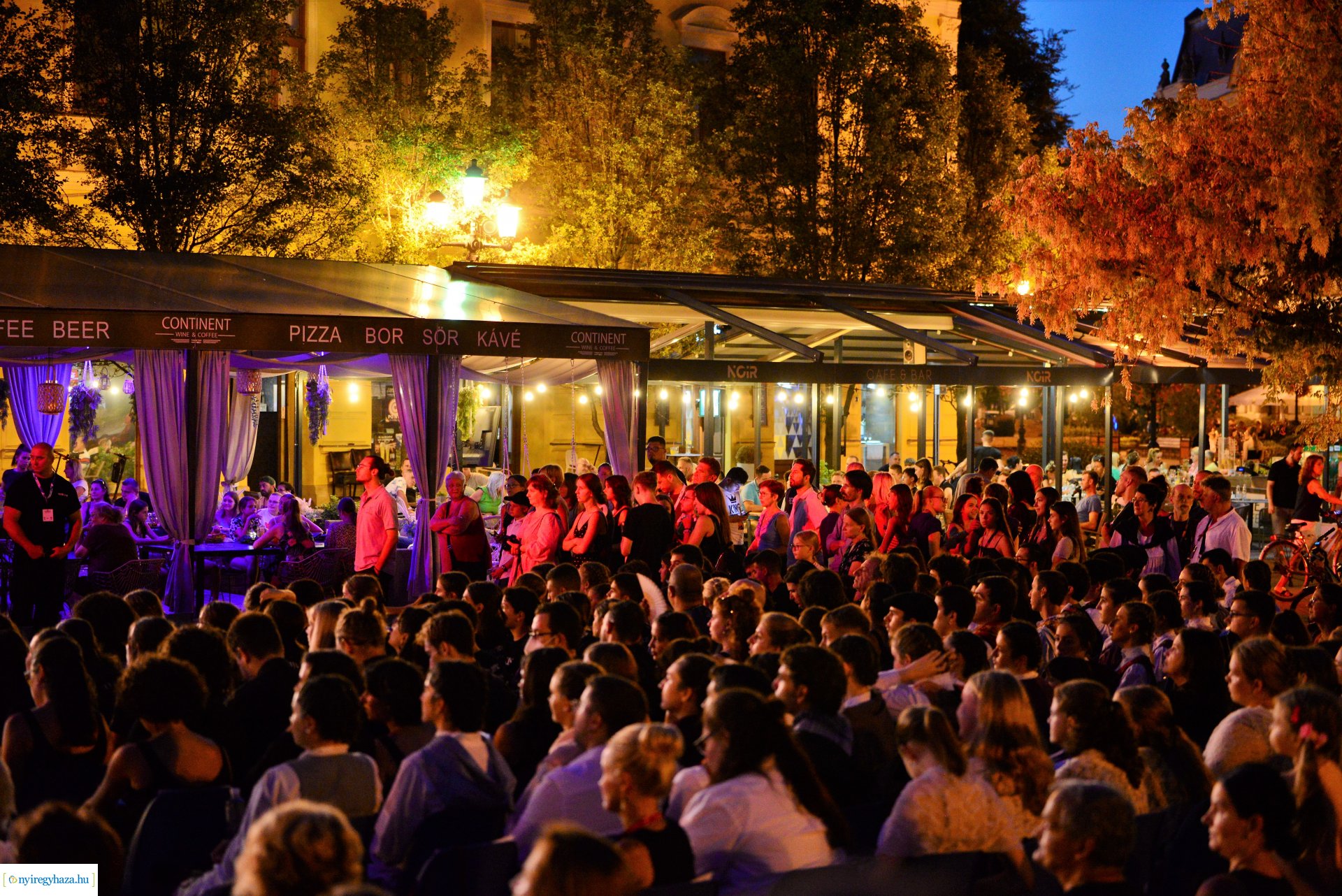 A Cantemus Nemzetközi Kórusfesztivál folklór estje a Kossuth téren