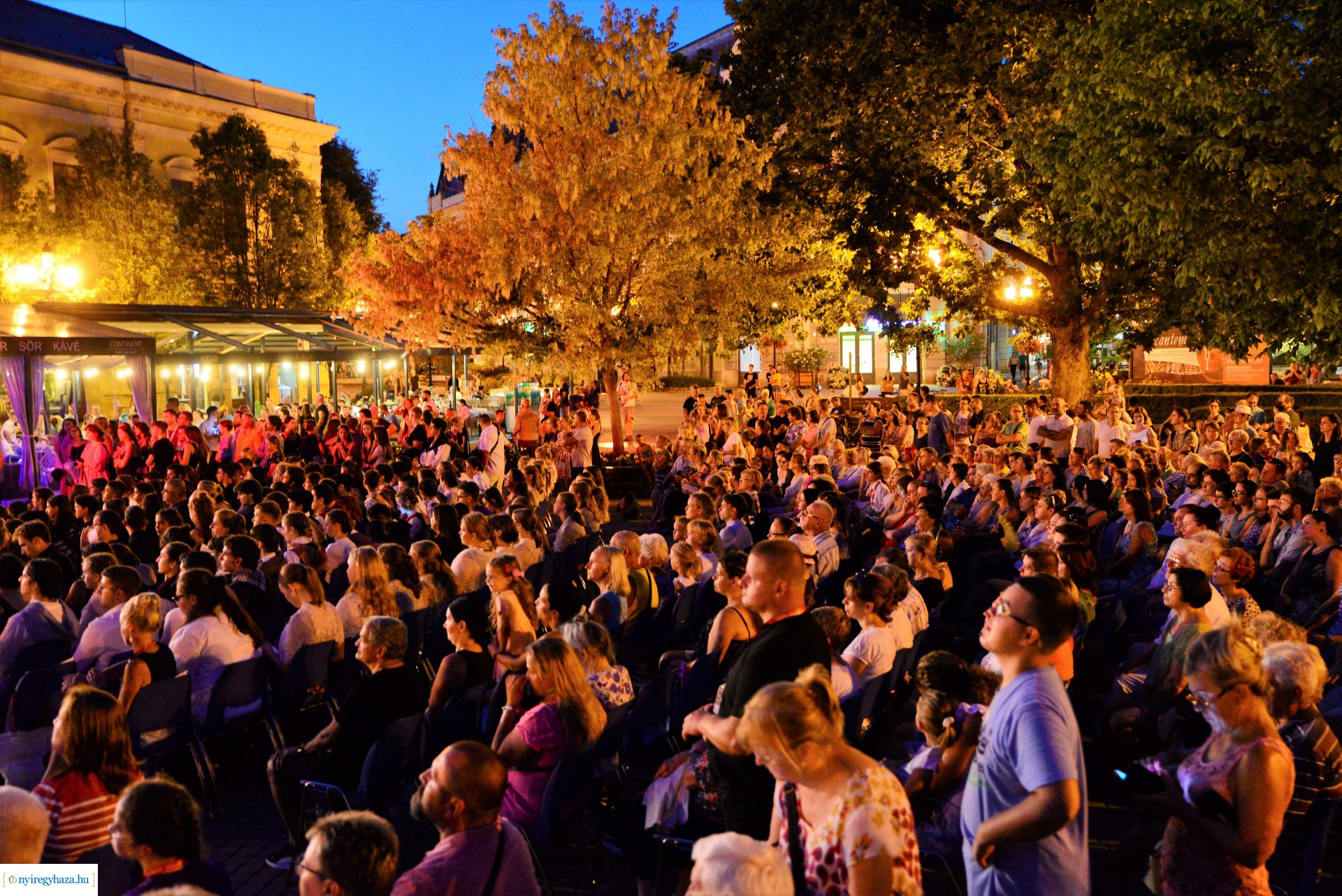 A Cantemus Nemzetközi Kórusfesztivál folklór estje a Kossuth téren