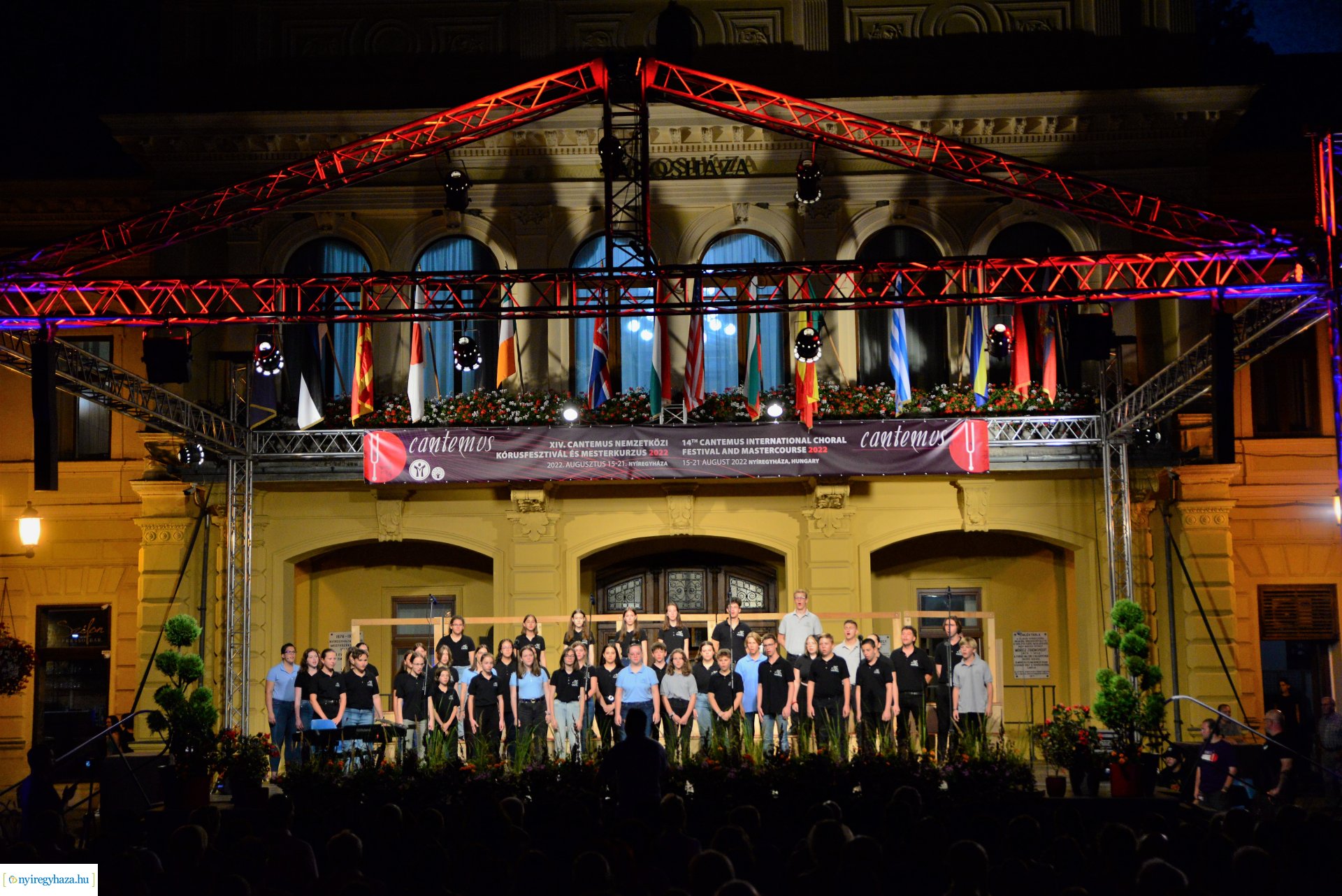 A Cantemus Nemzetközi Kórusfesztivál folklór estje a Kossuth téren