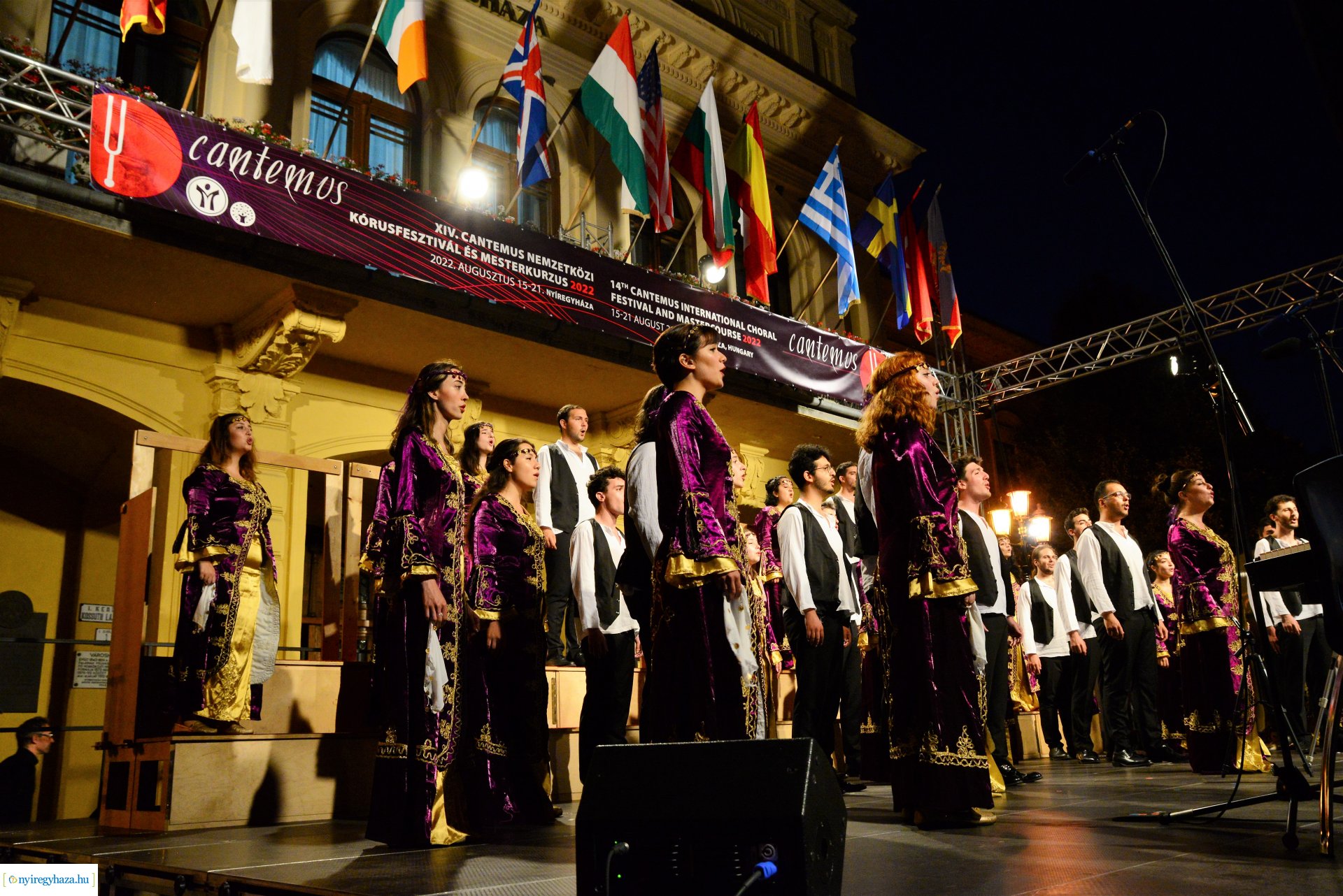 A Cantemus Nemzetközi Kórusfesztivál folklór estje a Kossuth téren
