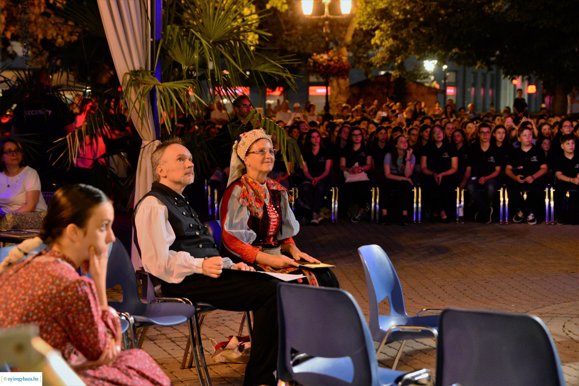 A Cantemus Nemzetközi Kórusfesztivál folklór estje a Kossuth téren