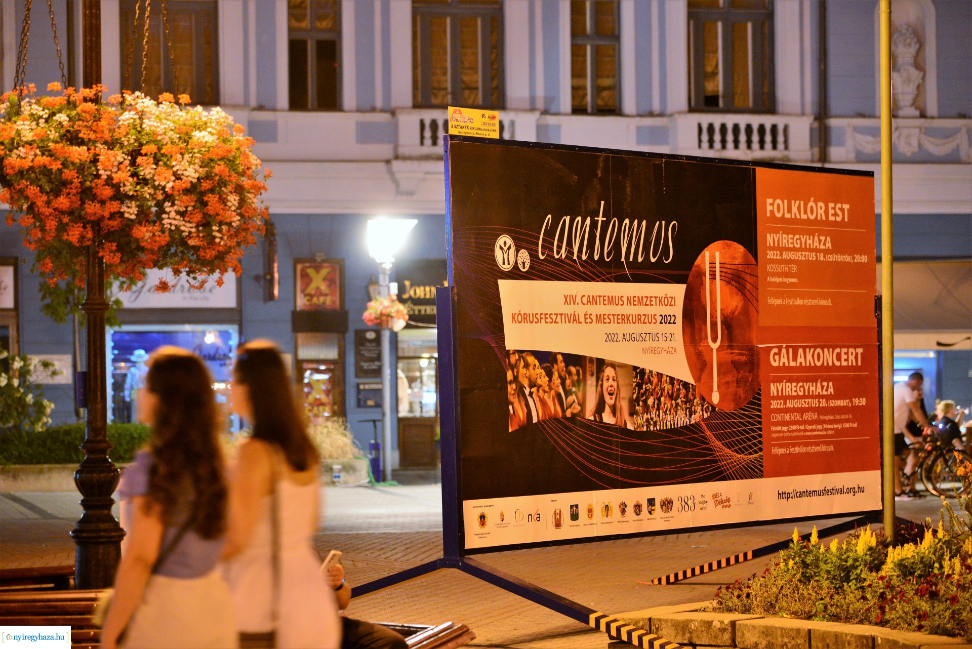 A Cantemus Nemzetközi Kórusfesztivál folklór estje a Kossuth téren