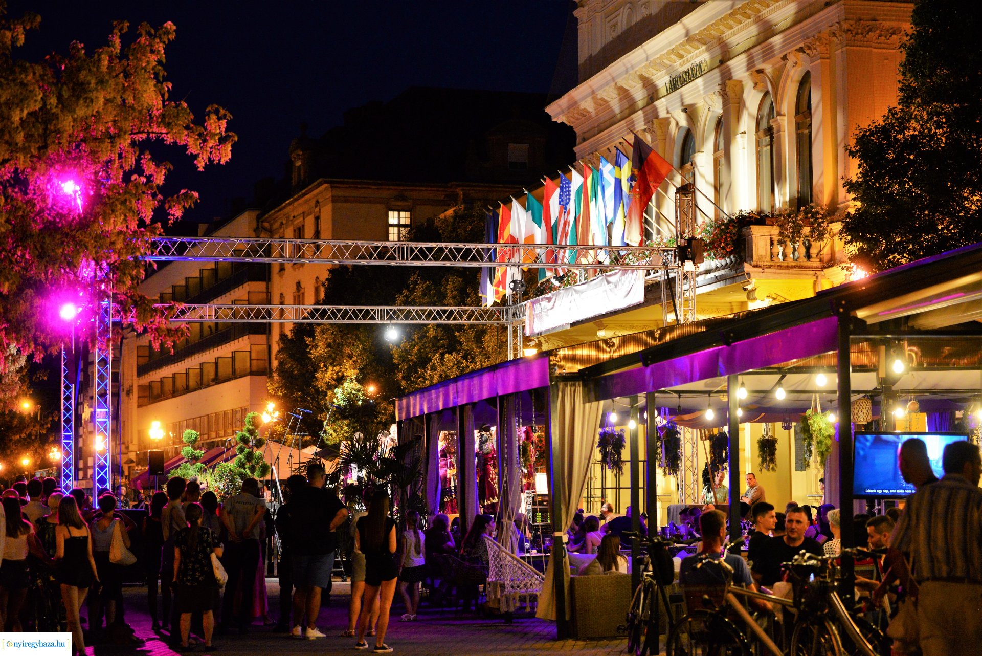 A Cantemus Nemzetközi Kórusfesztivál folklór estje a Kossuth téren