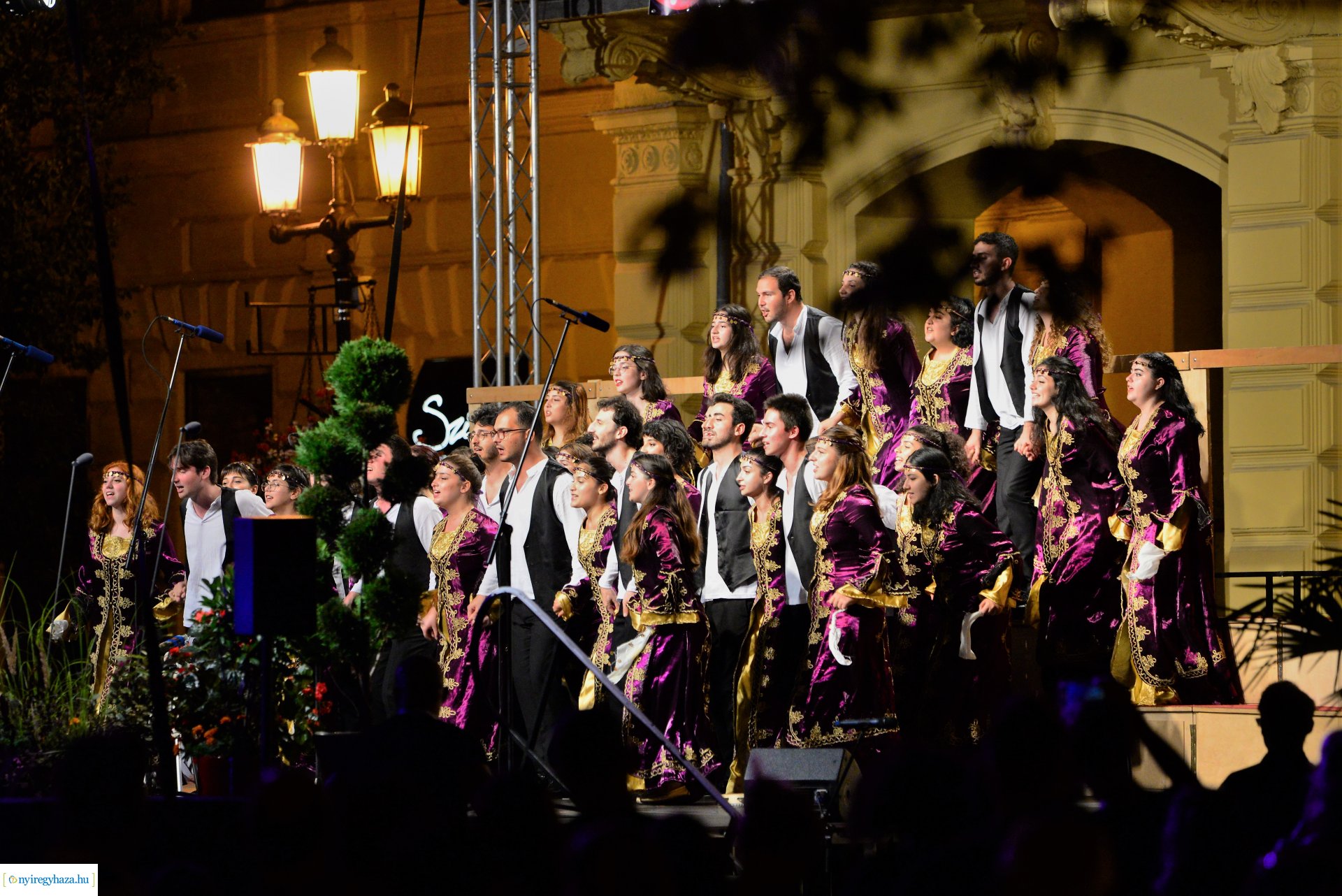 A Cantemus Nemzetközi Kórusfesztivál folklór estje a Kossuth téren