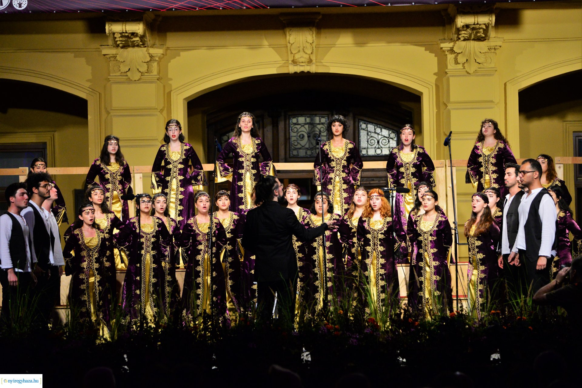 A Cantemus Nemzetközi Kórusfesztivál folklór estje a Kossuth téren