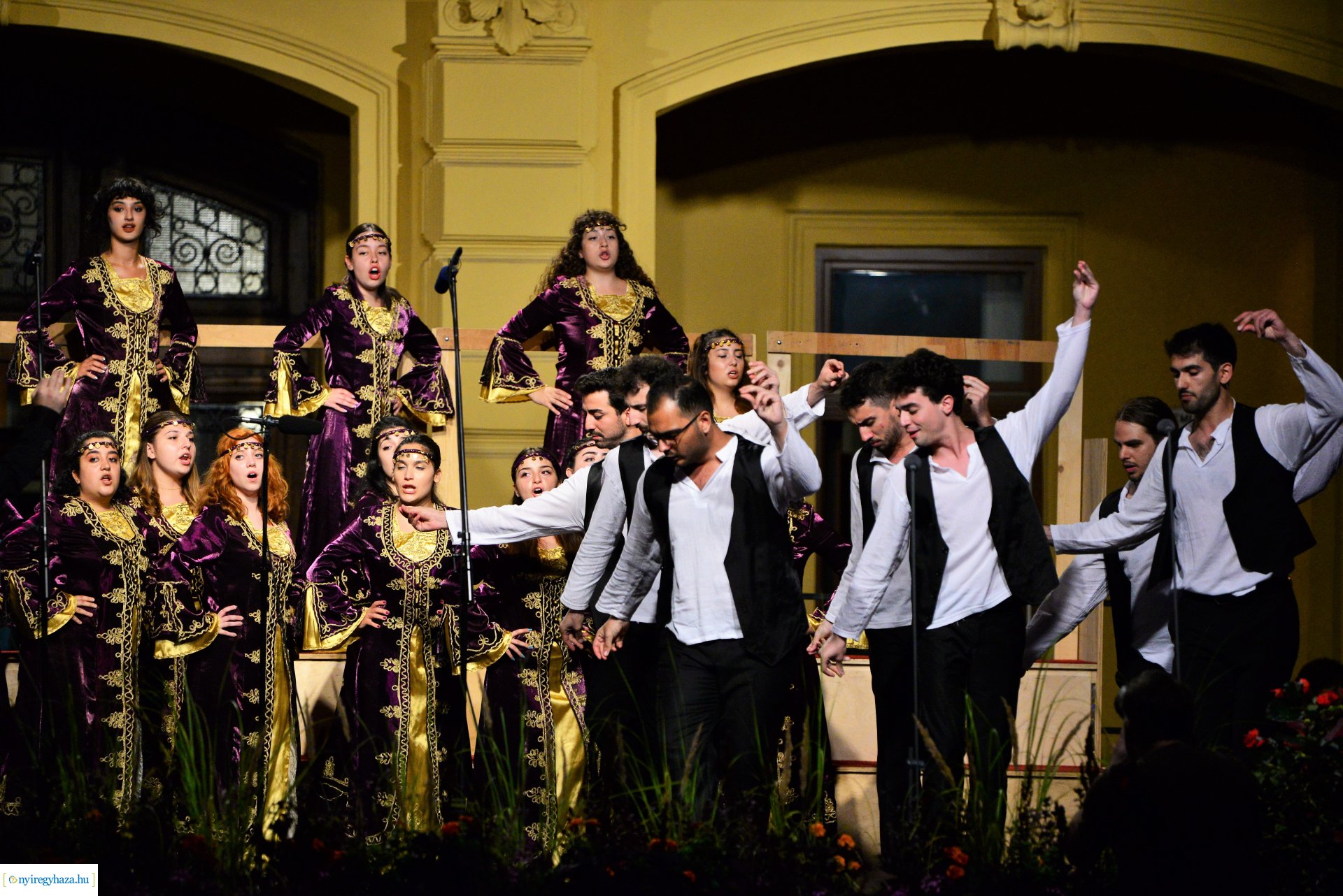A Cantemus Nemzetközi Kórusfesztivál folklór estje a Kossuth téren