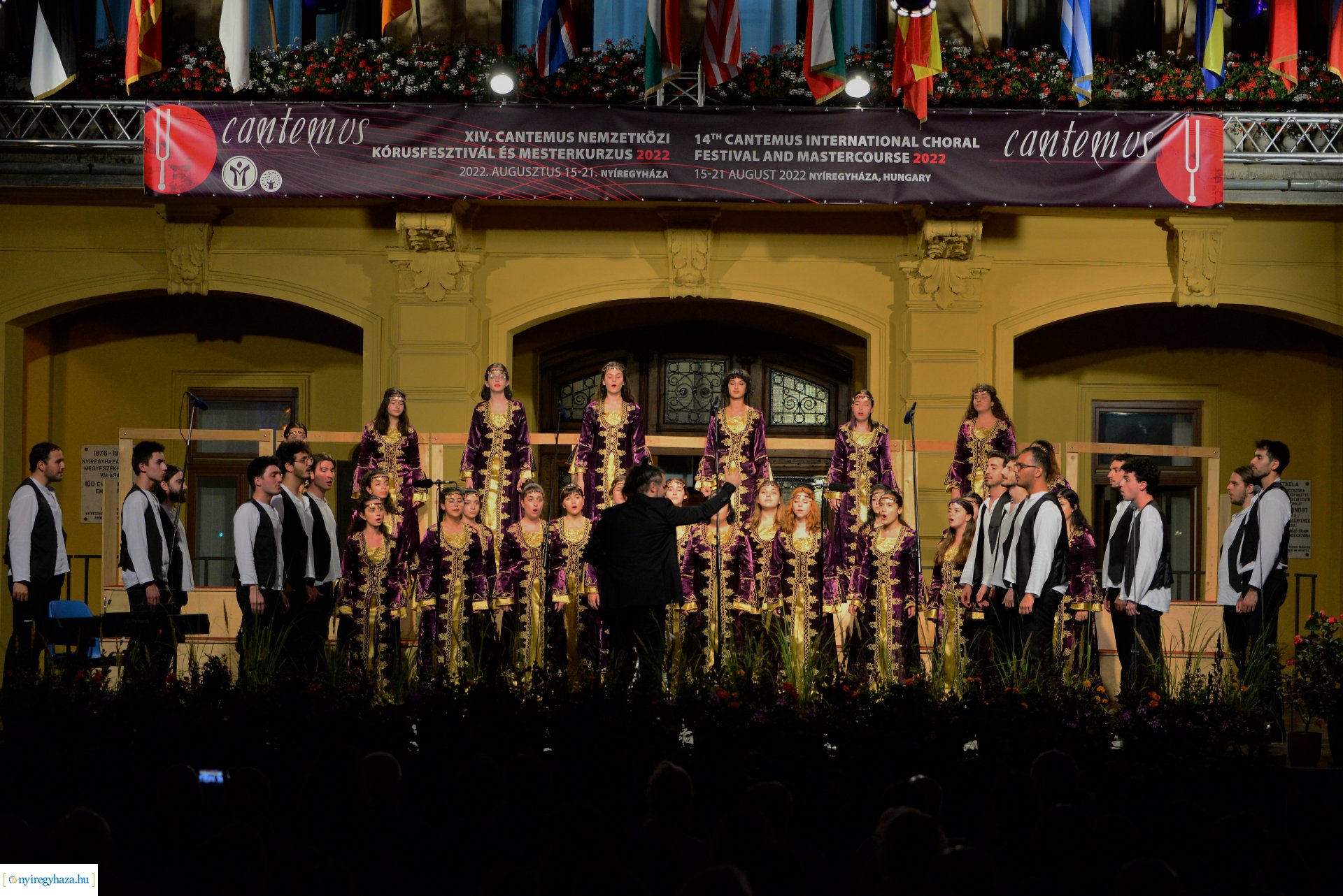 A Cantemus Nemzetközi Kórusfesztivál folklór estje a Kossuth téren