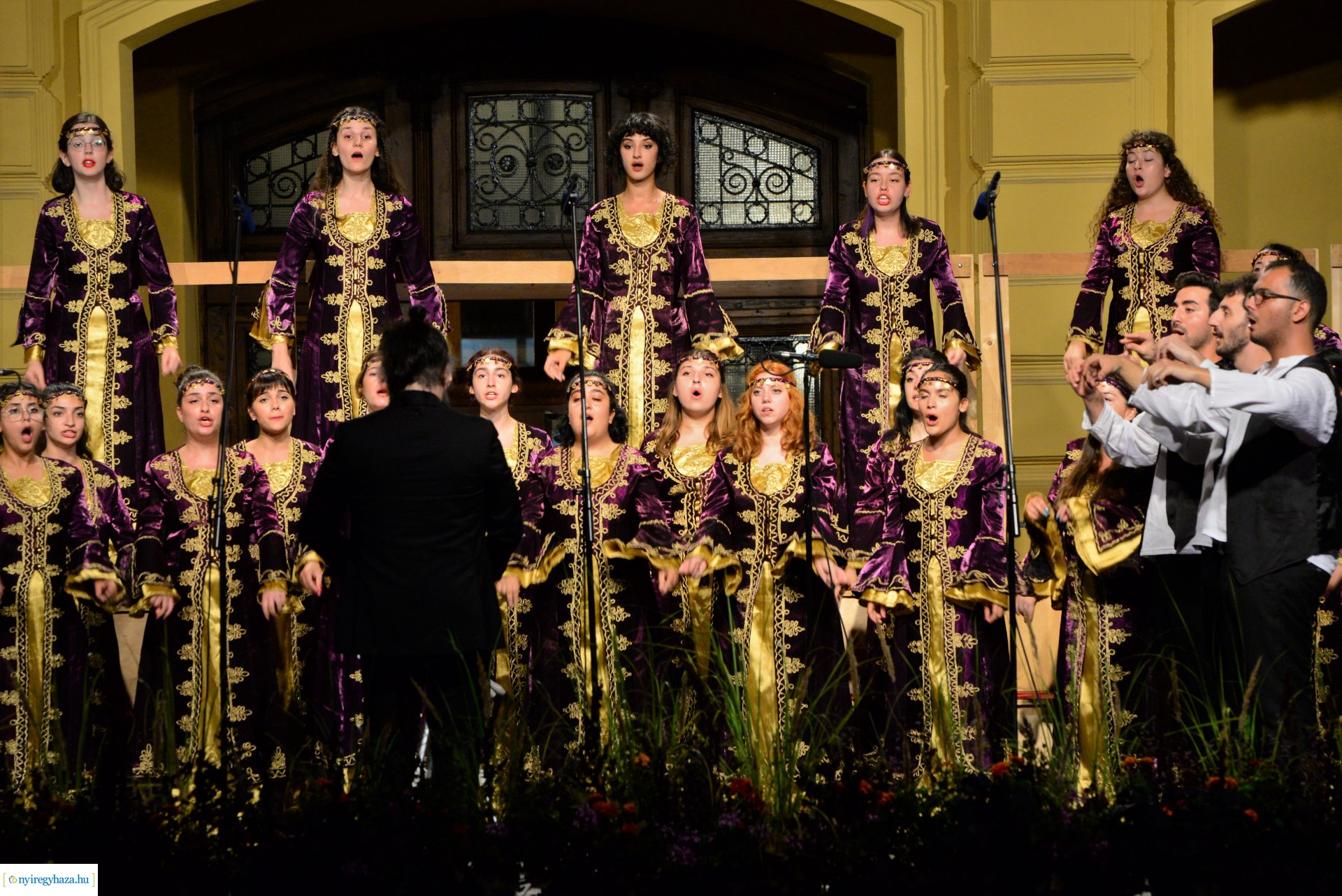 A Cantemus Nemzetközi Kórusfesztivál folklór estje a Kossuth téren
