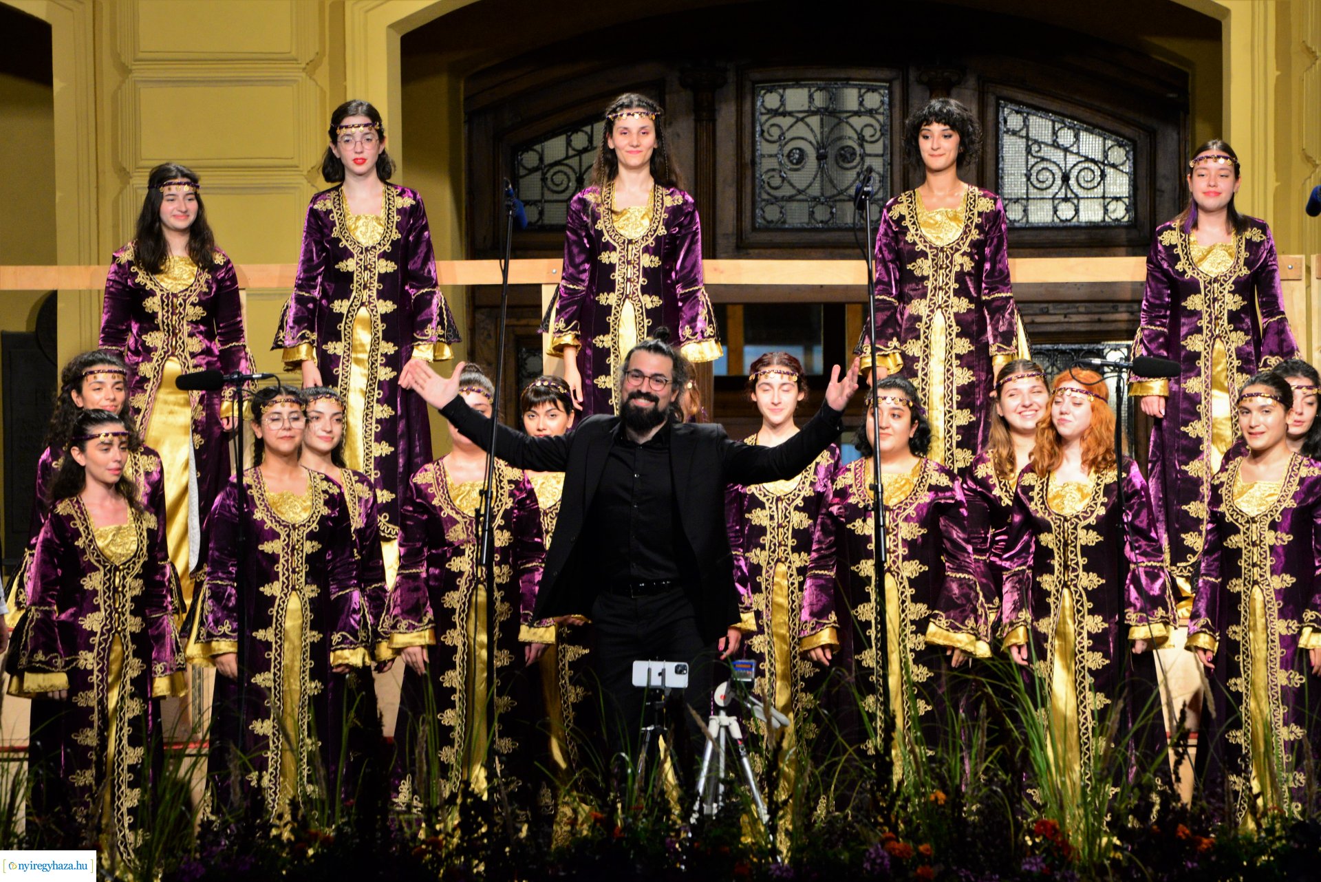 A Cantemus Nemzetközi Kórusfesztivál folklór estje a Kossuth téren