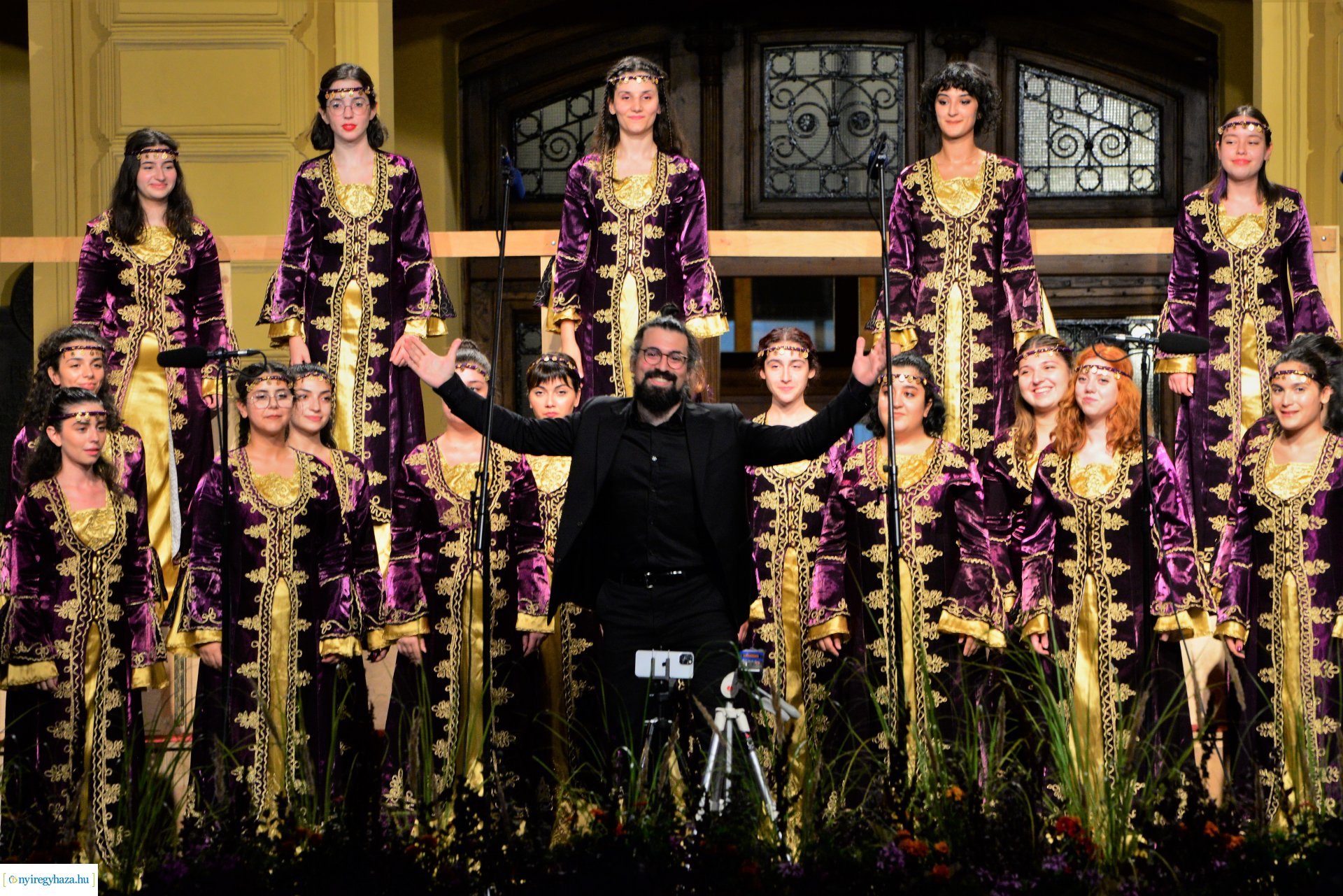 A Cantemus Nemzetközi Kórusfesztivál folklór estje a Kossuth téren