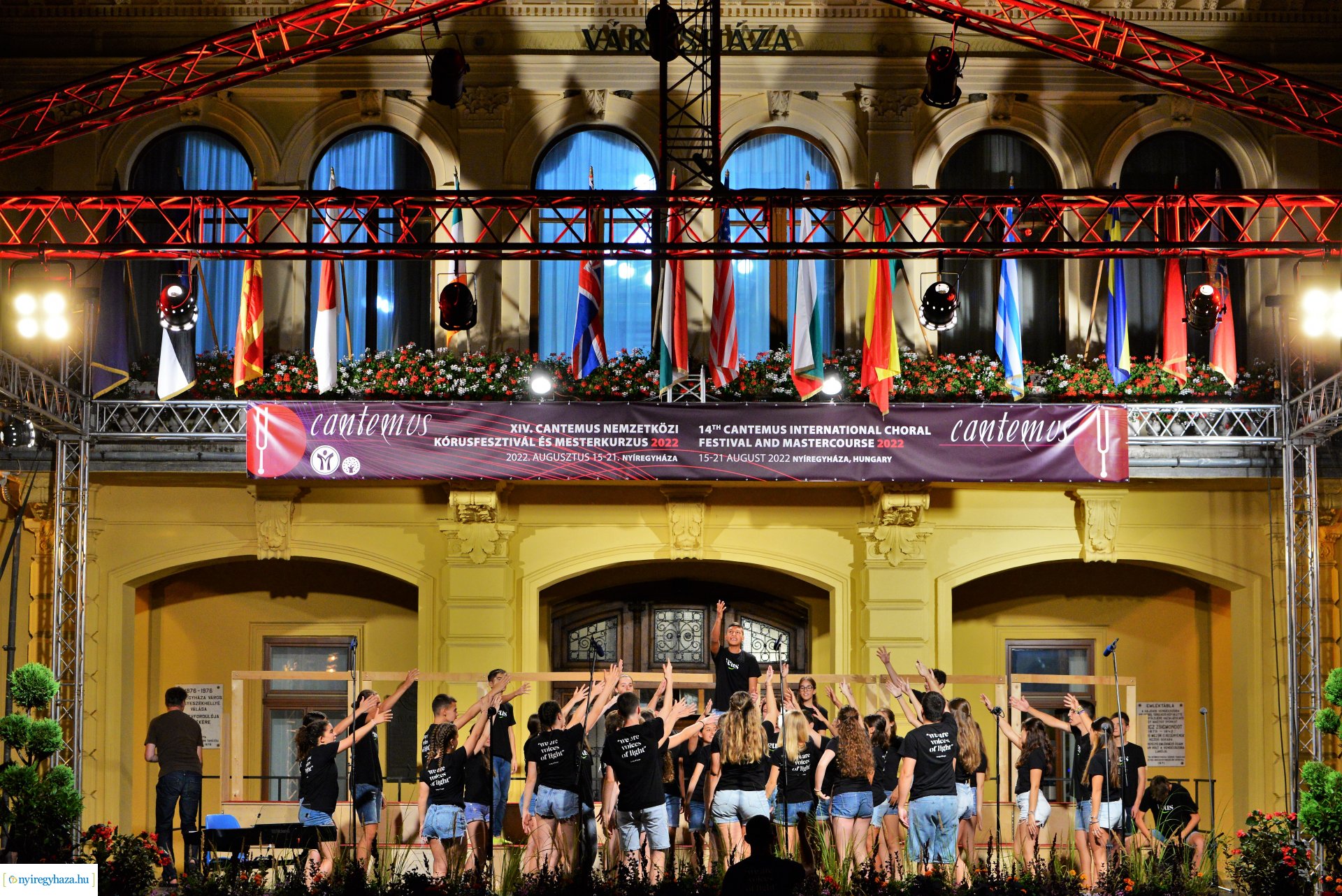 A Cantemus Nemzetközi Kórusfesztivál folklór estje a Kossuth téren