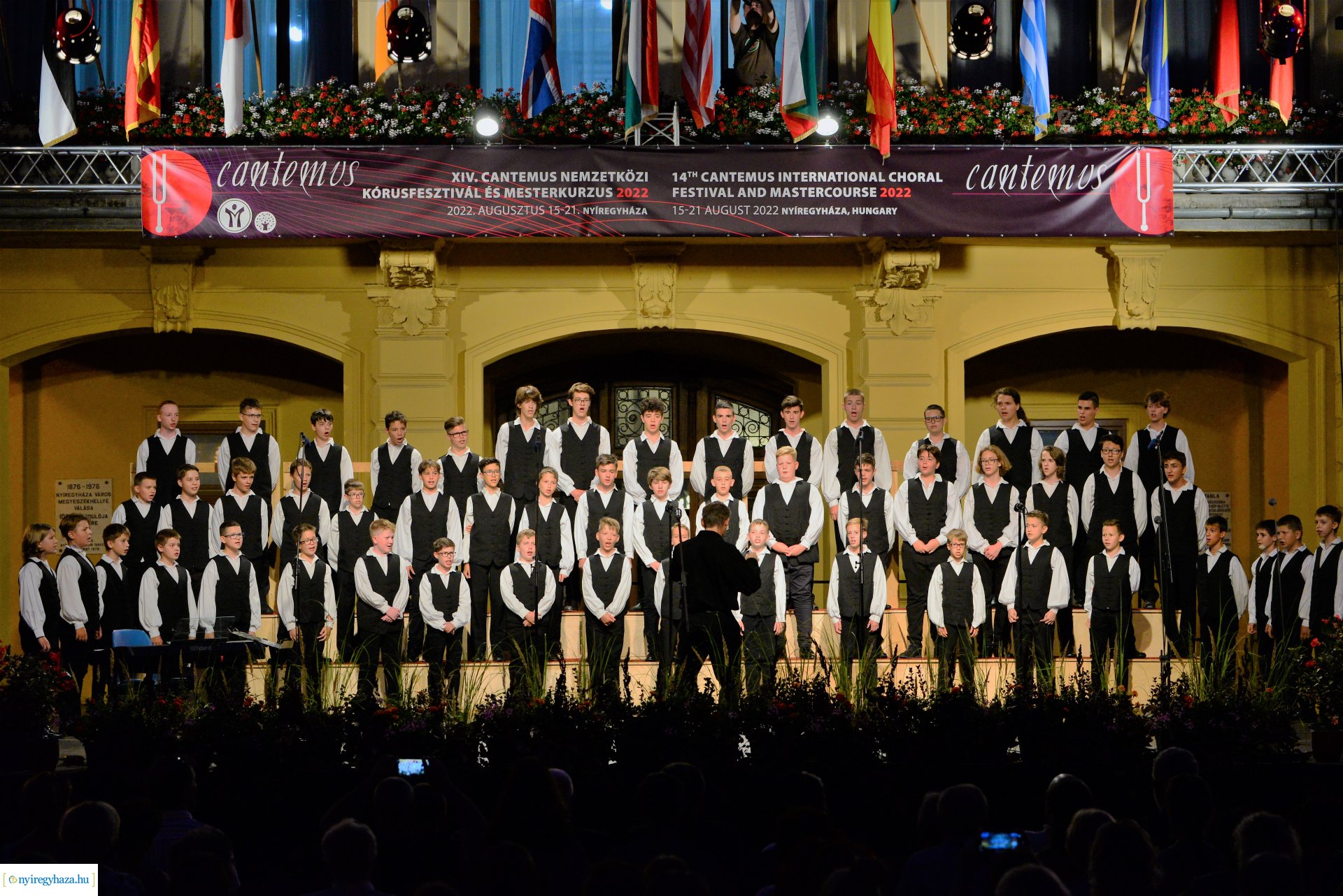 A Cantemus Nemzetközi Kórusfesztivál folklór estje a Kossuth téren