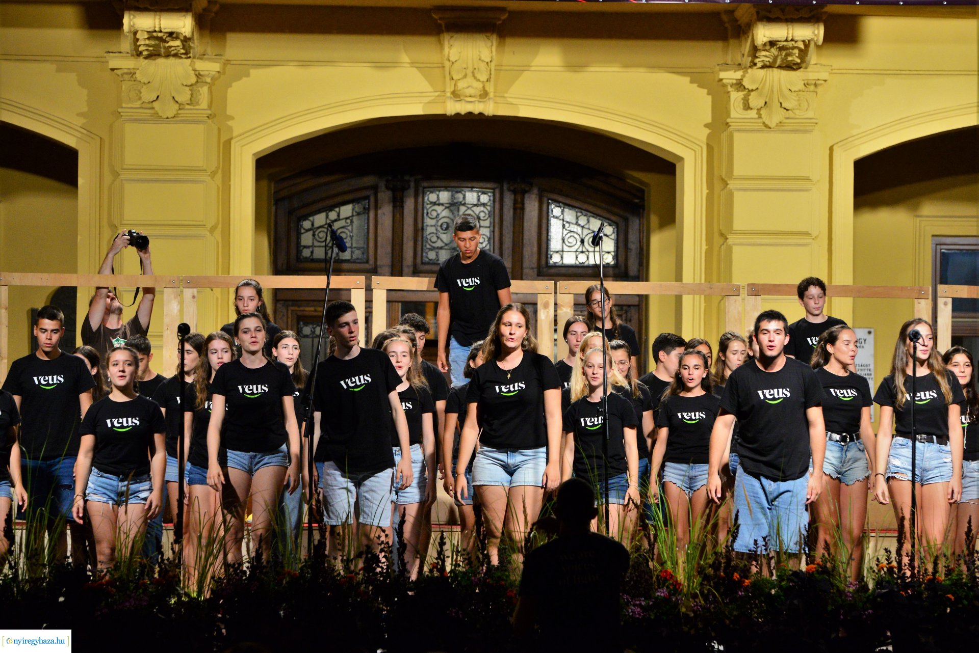 A Cantemus Nemzetközi Kórusfesztivál folklór estje a Kossuth téren