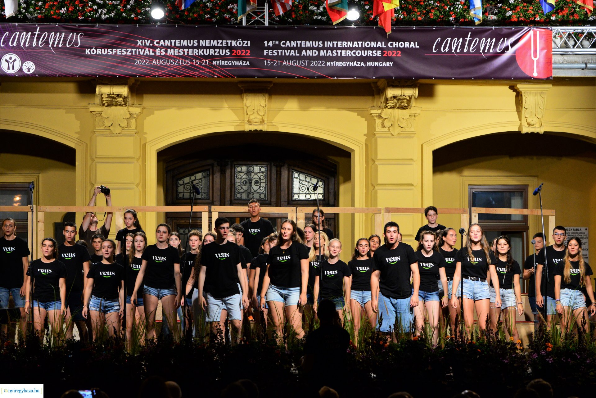 A Cantemus Nemzetközi Kórusfesztivál folklór estje a Kossuth téren