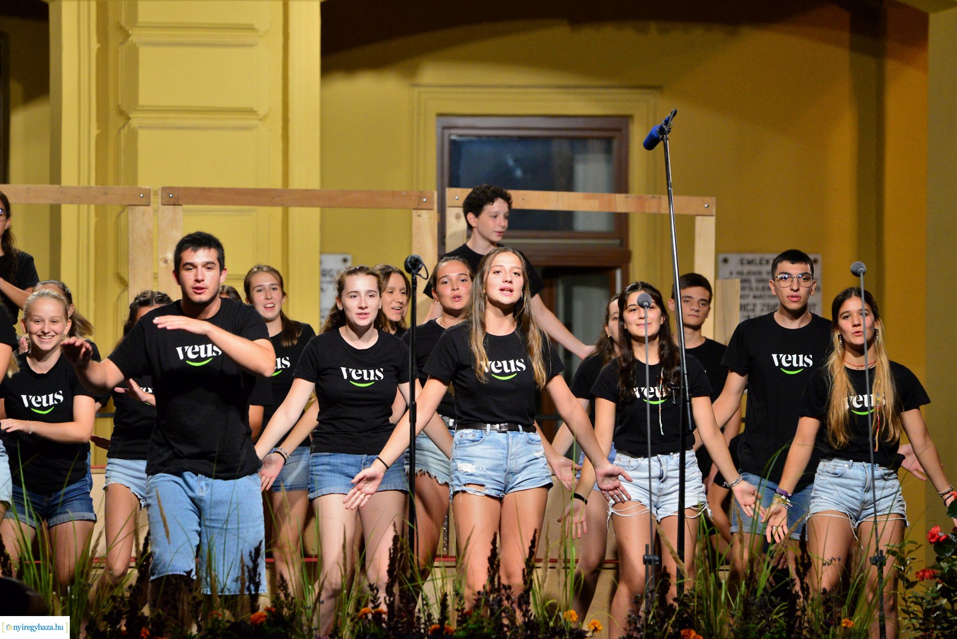 A Cantemus Nemzetközi Kórusfesztivál folklór estje a Kossuth téren