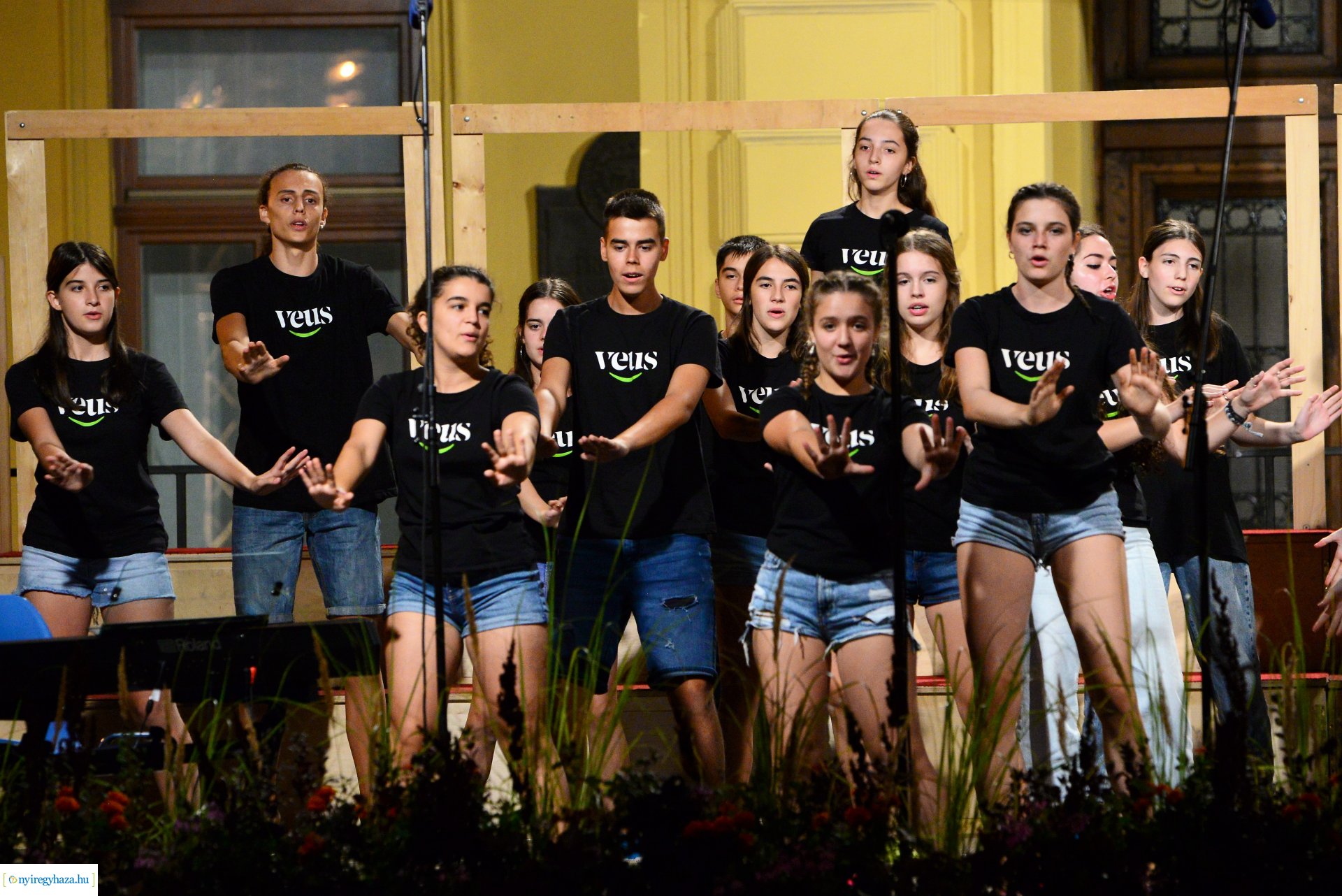 A Cantemus Nemzetközi Kórusfesztivál folklór estje a Kossuth téren
