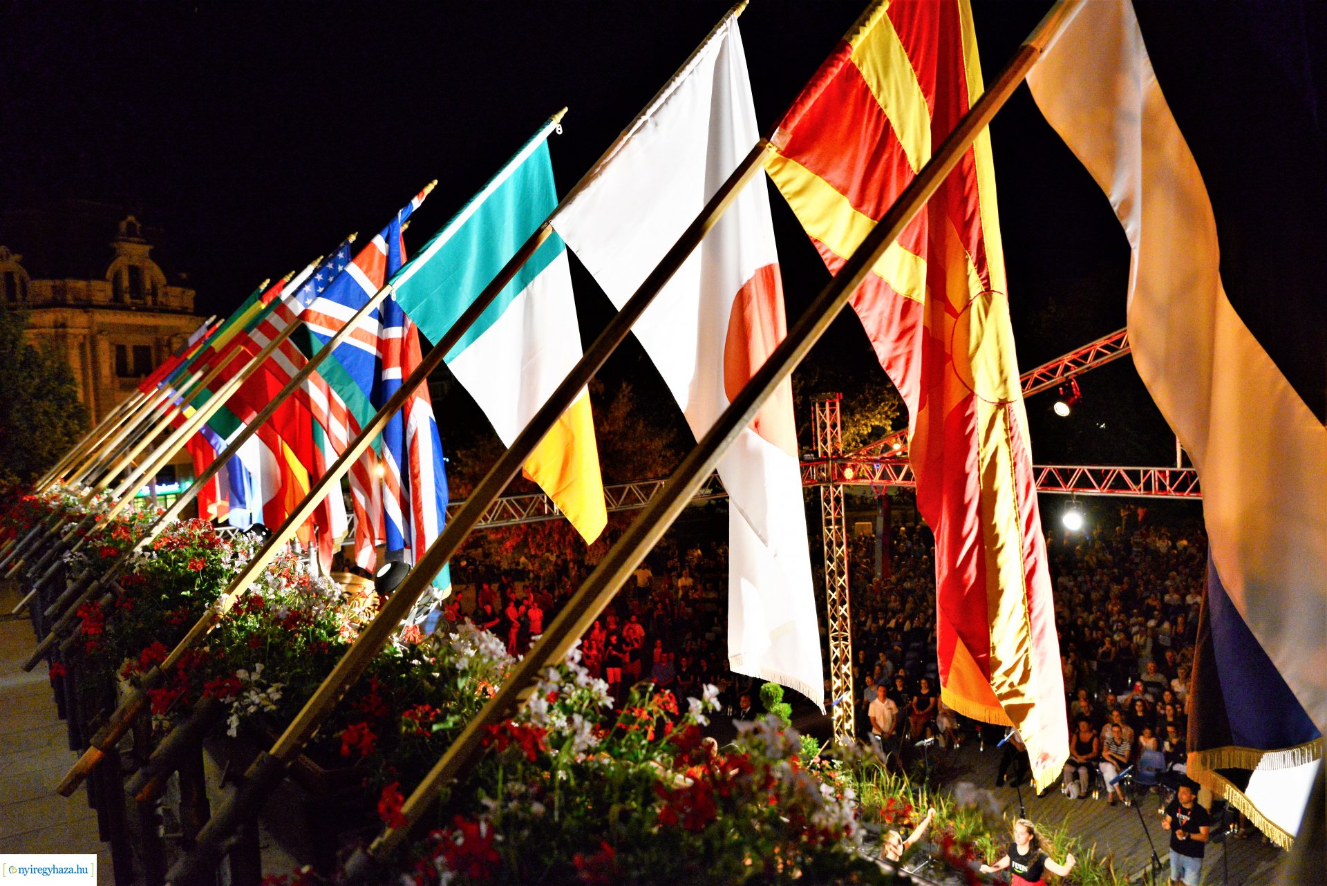 A Cantemus Nemzetközi Kórusfesztivál folklór estje a Kossuth téren