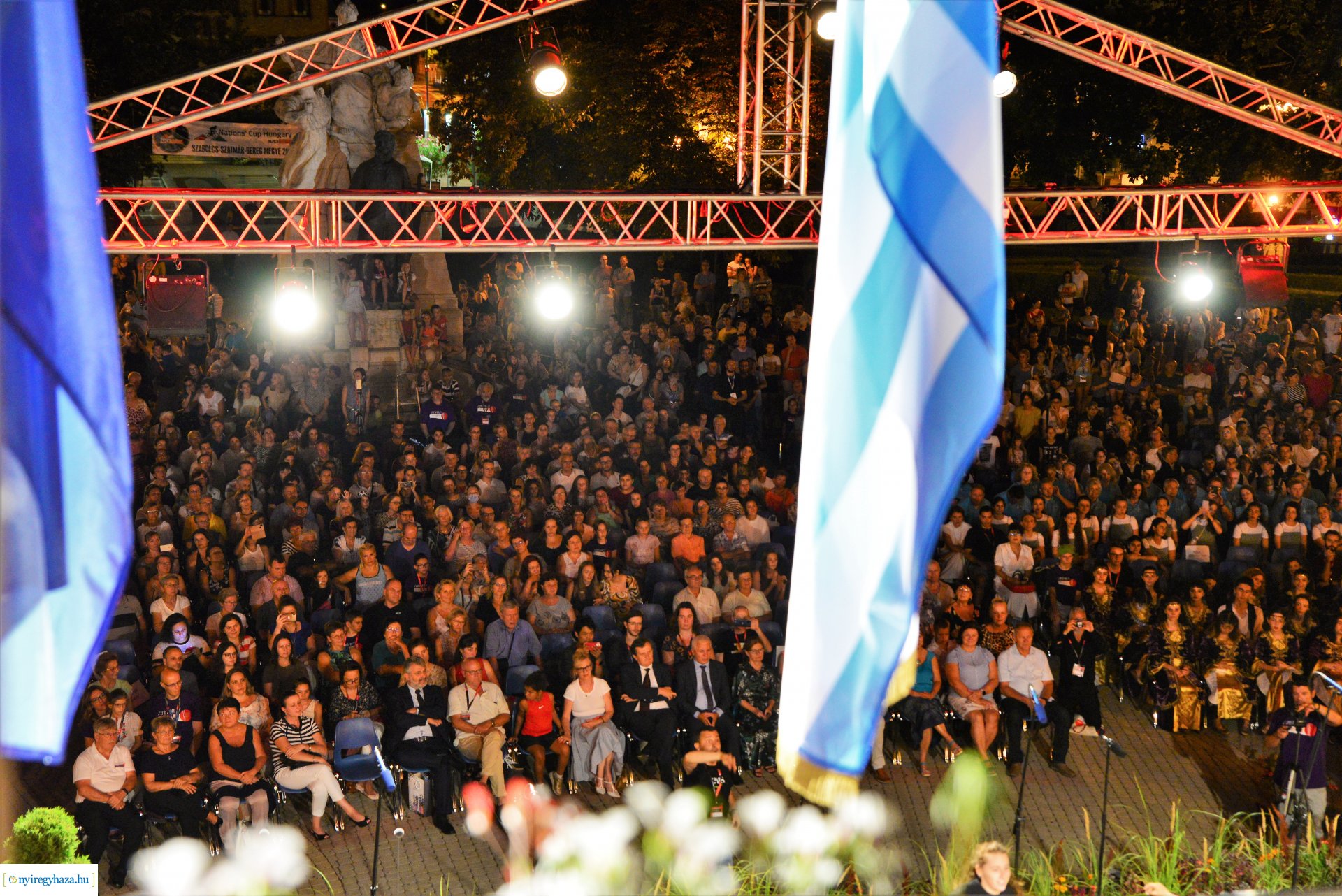 A Cantemus Nemzetközi Kórusfesztivál folklór estje a Kossuth téren