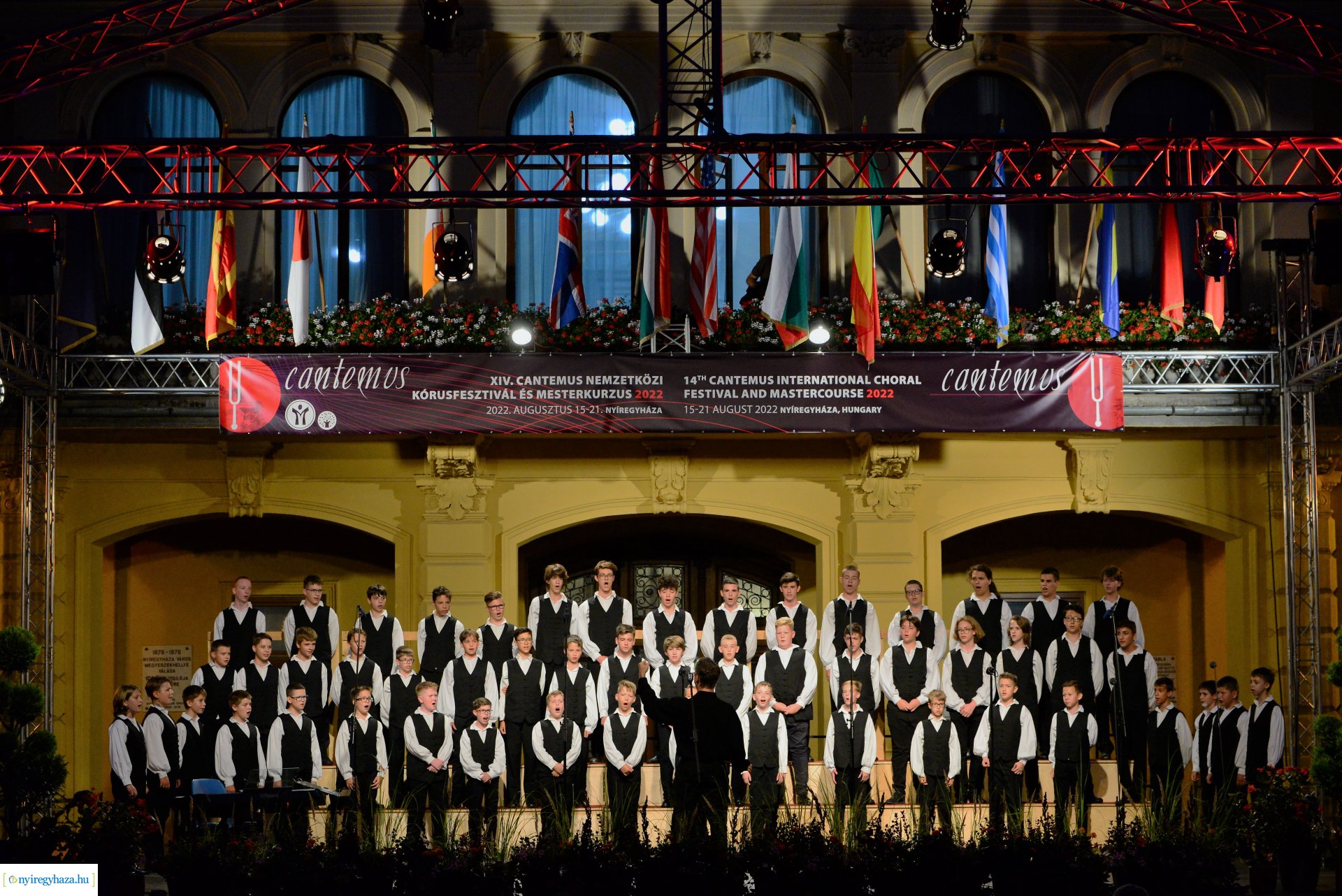 A Cantemus Nemzetközi Kórusfesztivál folklór estje a Kossuth téren