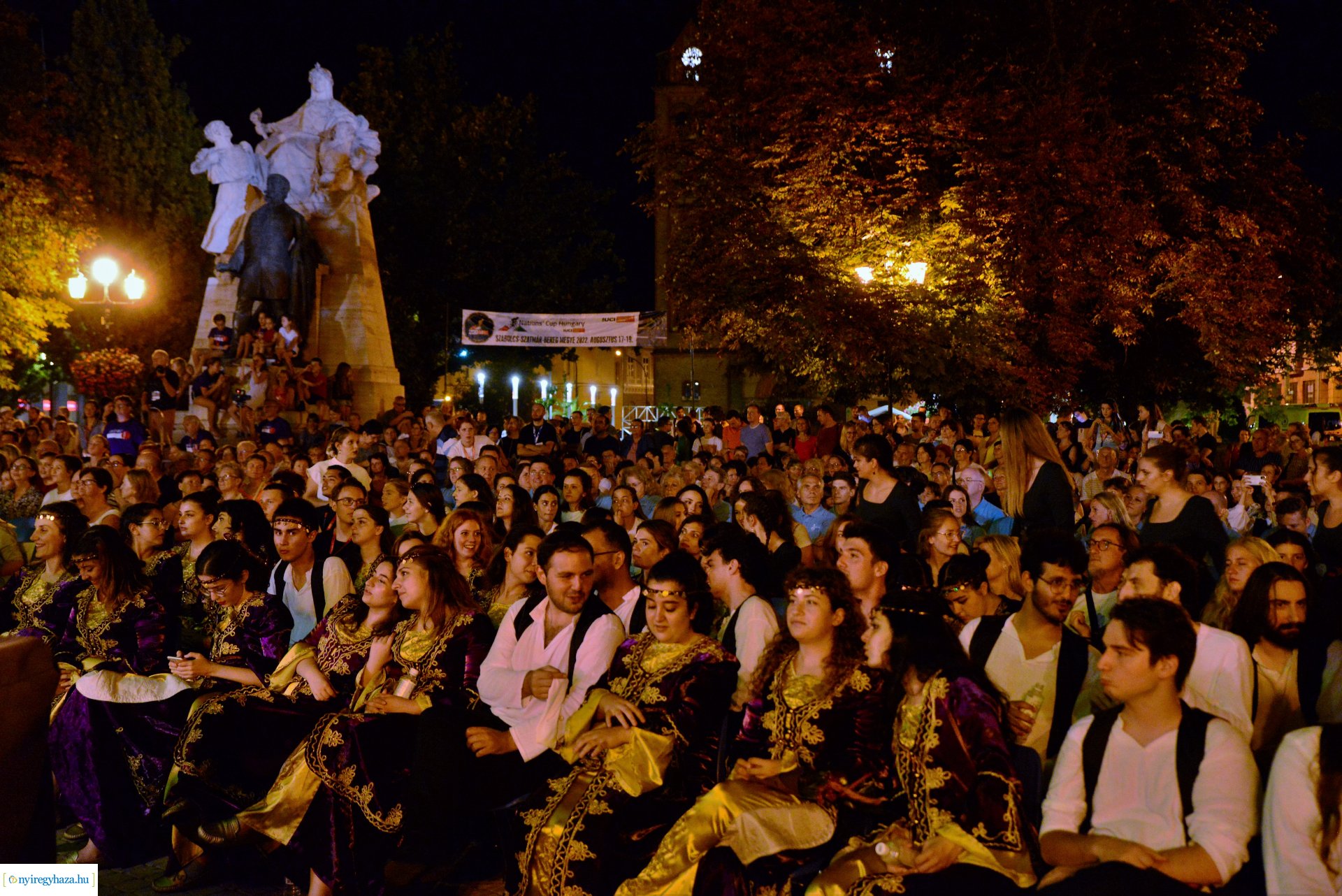 A Cantemus Nemzetközi Kórusfesztivál folklór estje a Kossuth téren
