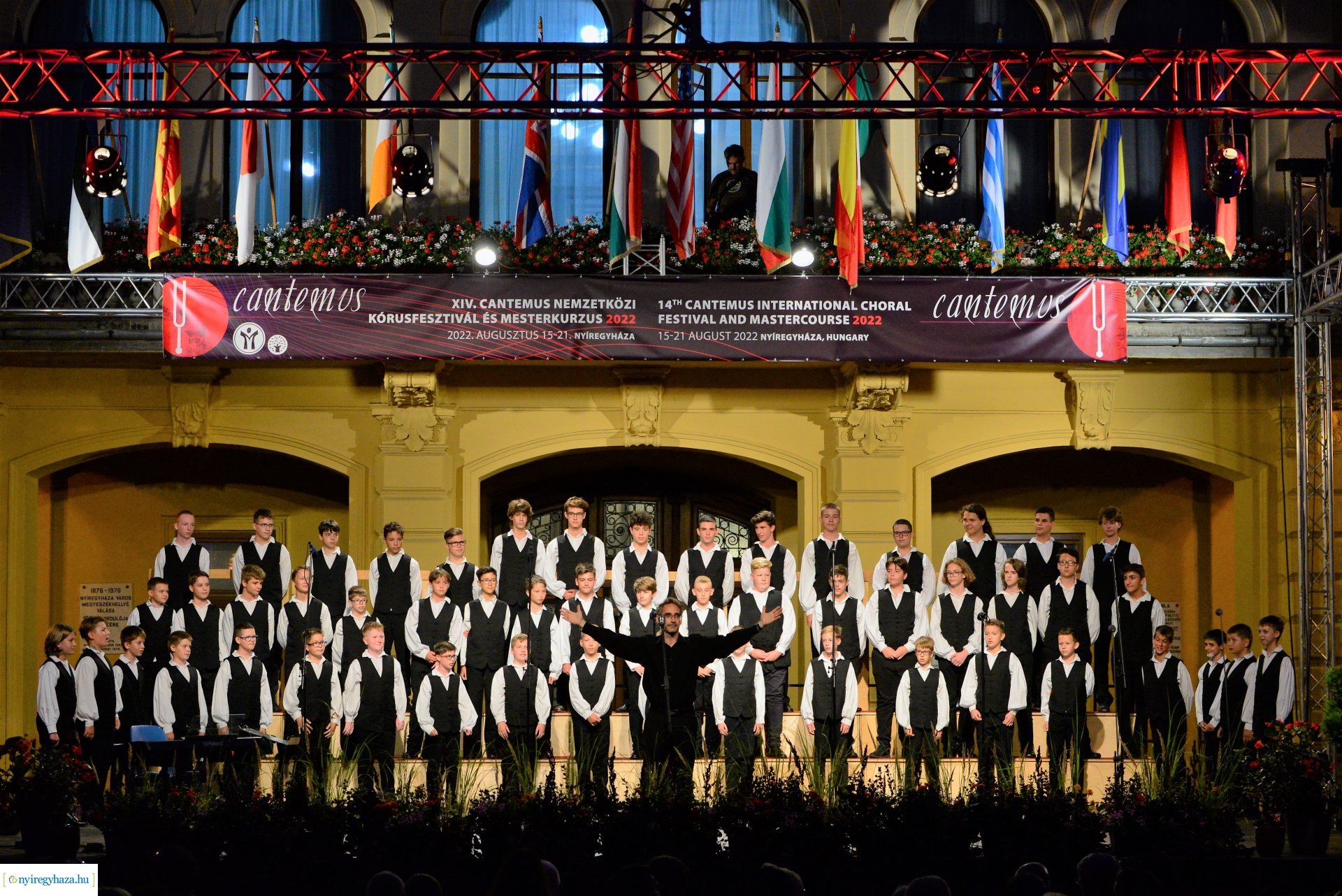 A Cantemus Nemzetközi Kórusfesztivál folklór estje a Kossuth téren