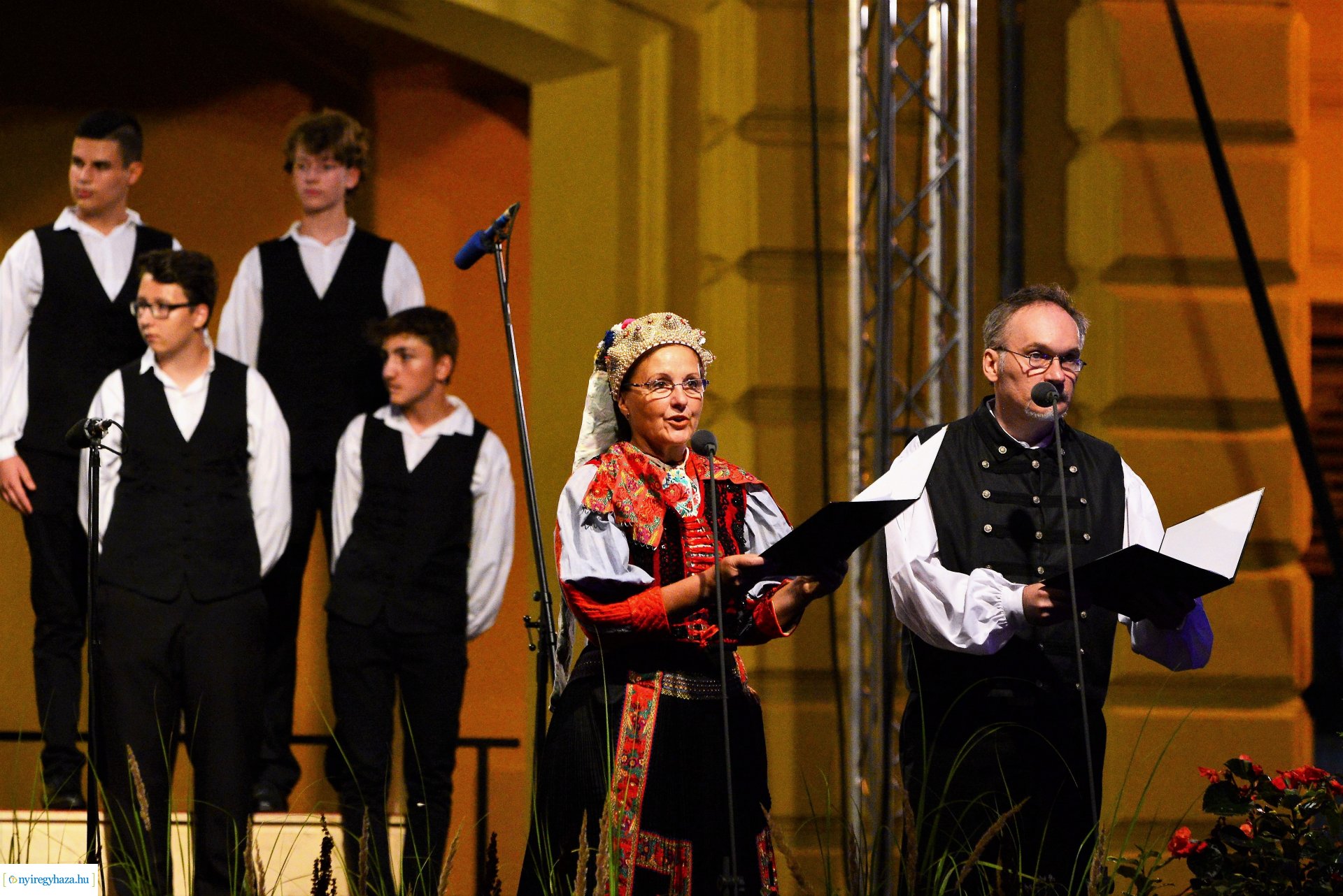 A Cantemus Nemzetközi Kórusfesztivál folklór estje a Kossuth téren