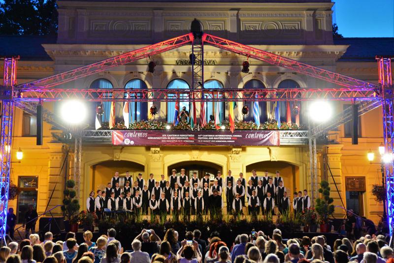 A Cantemus Nemzetközi Kórusfesztivál folklór estje a Kossuth téren
