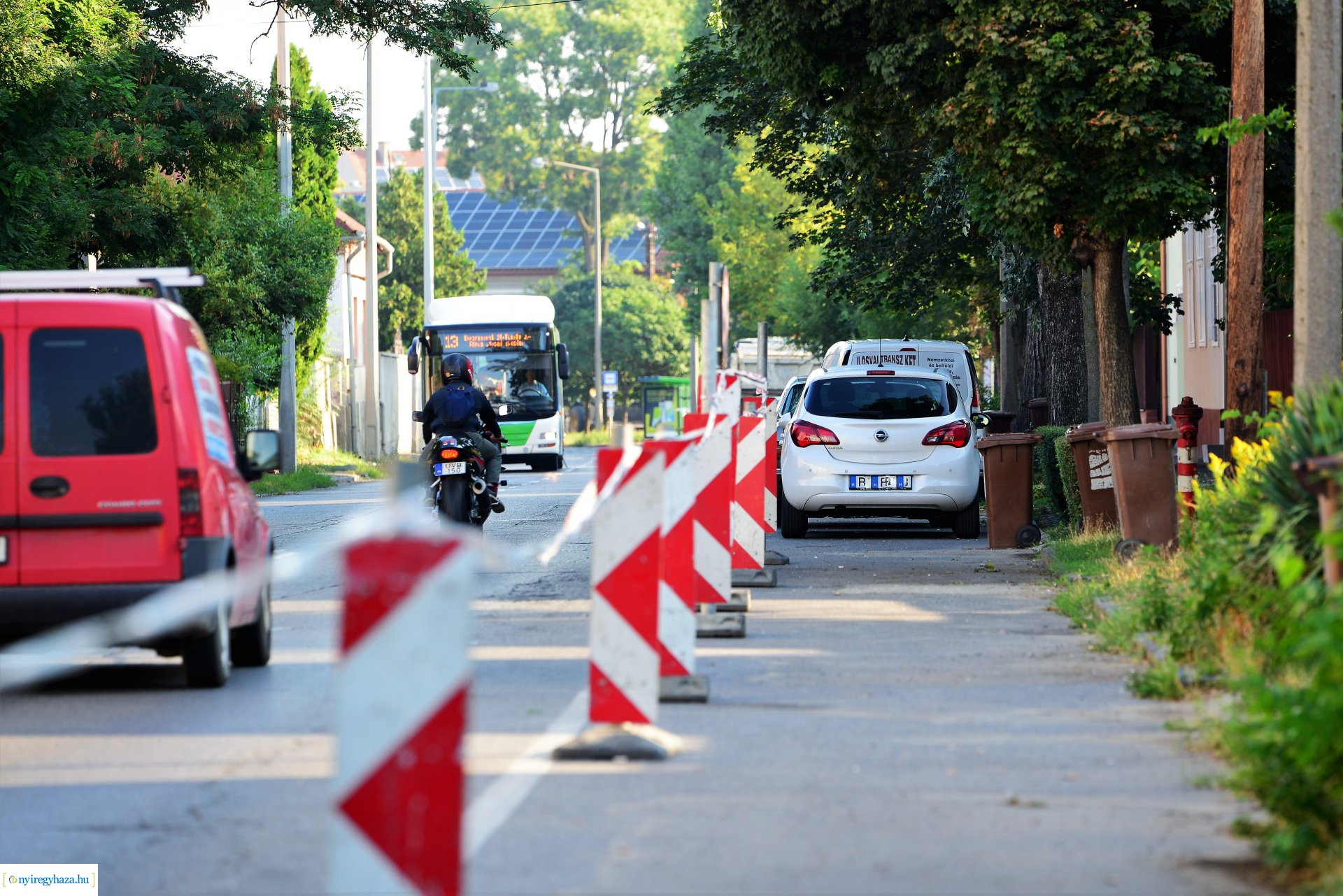 A Debreceni út  Kígyó utcai végén a parkolók szakaszosan lezárva