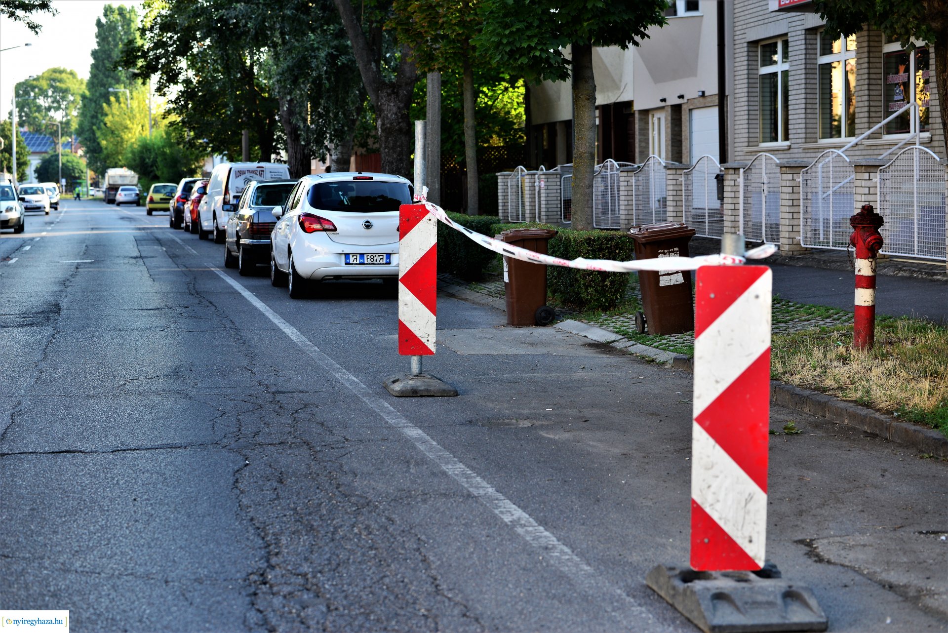 A Debreceni út  Kígyó utcai végén a parkolók szakaszosan lezárva