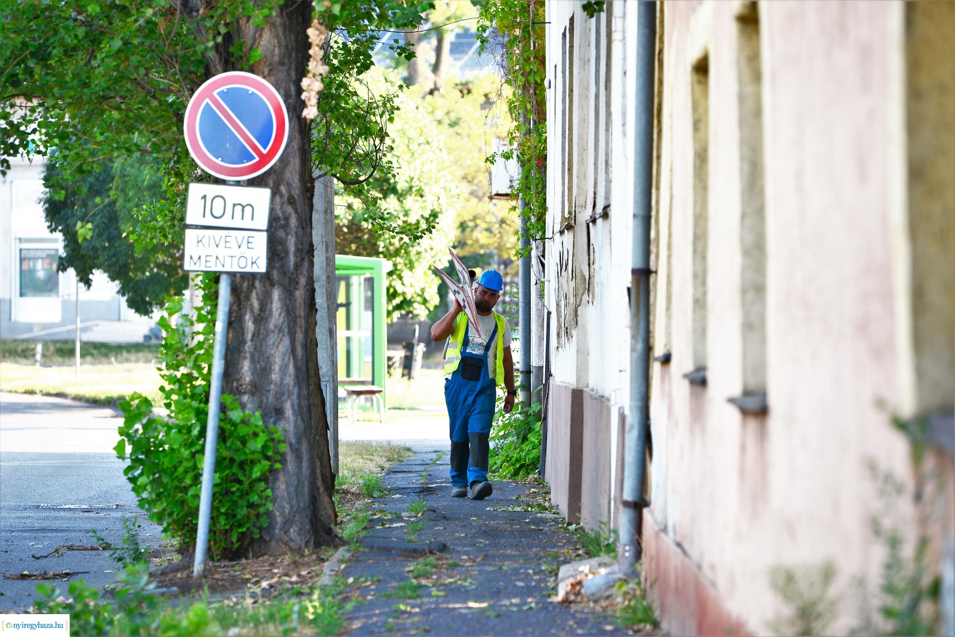 A Debreceni út  Kígyó utcai végén a parkolók szakaszosan lezárva