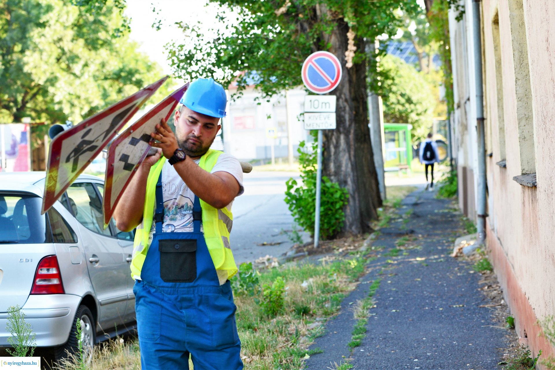 A Debreceni út  Kígyó utcai végén a parkolók szakaszosan lezárva