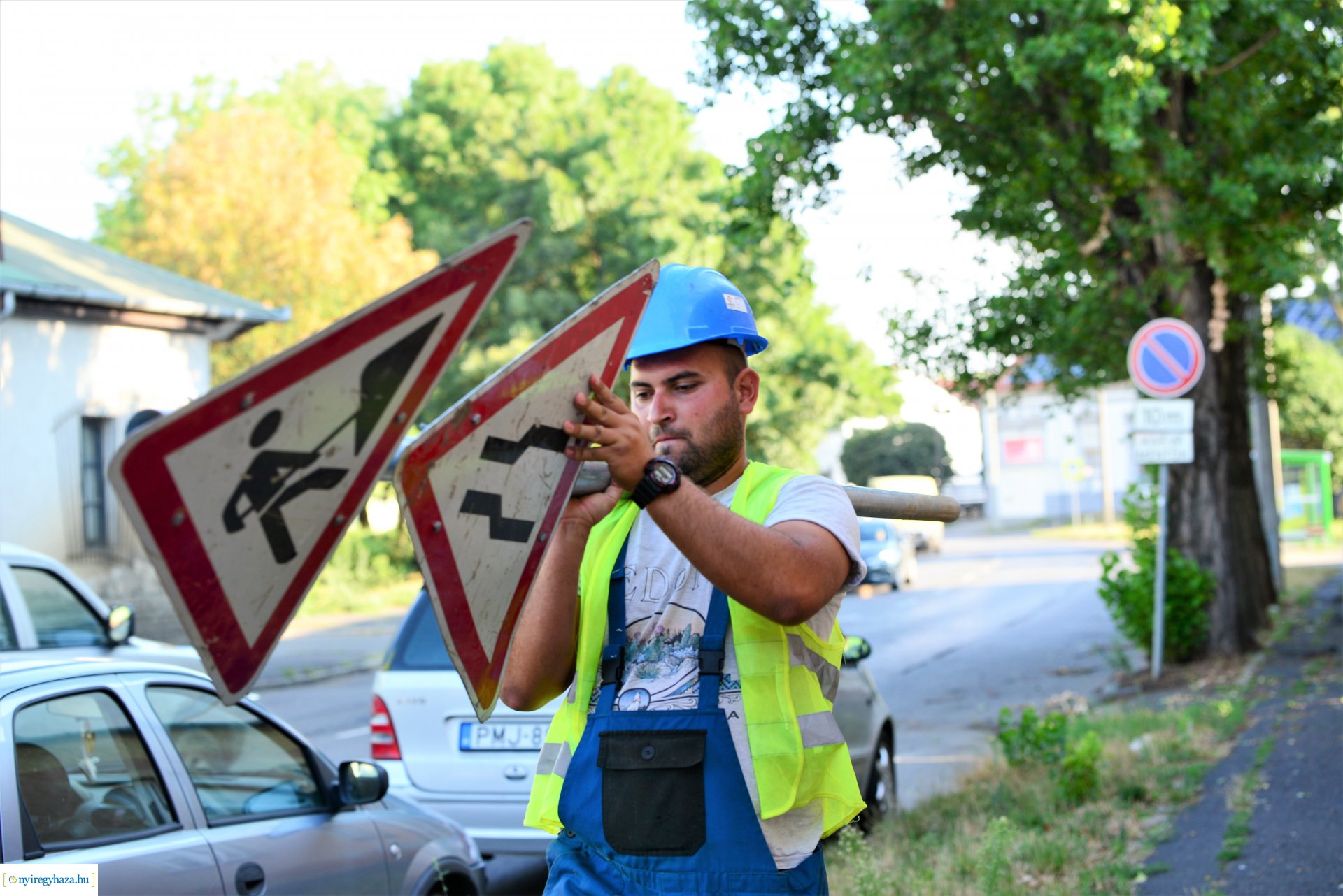 A Debreceni út  Kígyó utcai végén a parkolók szakaszosan lezárva