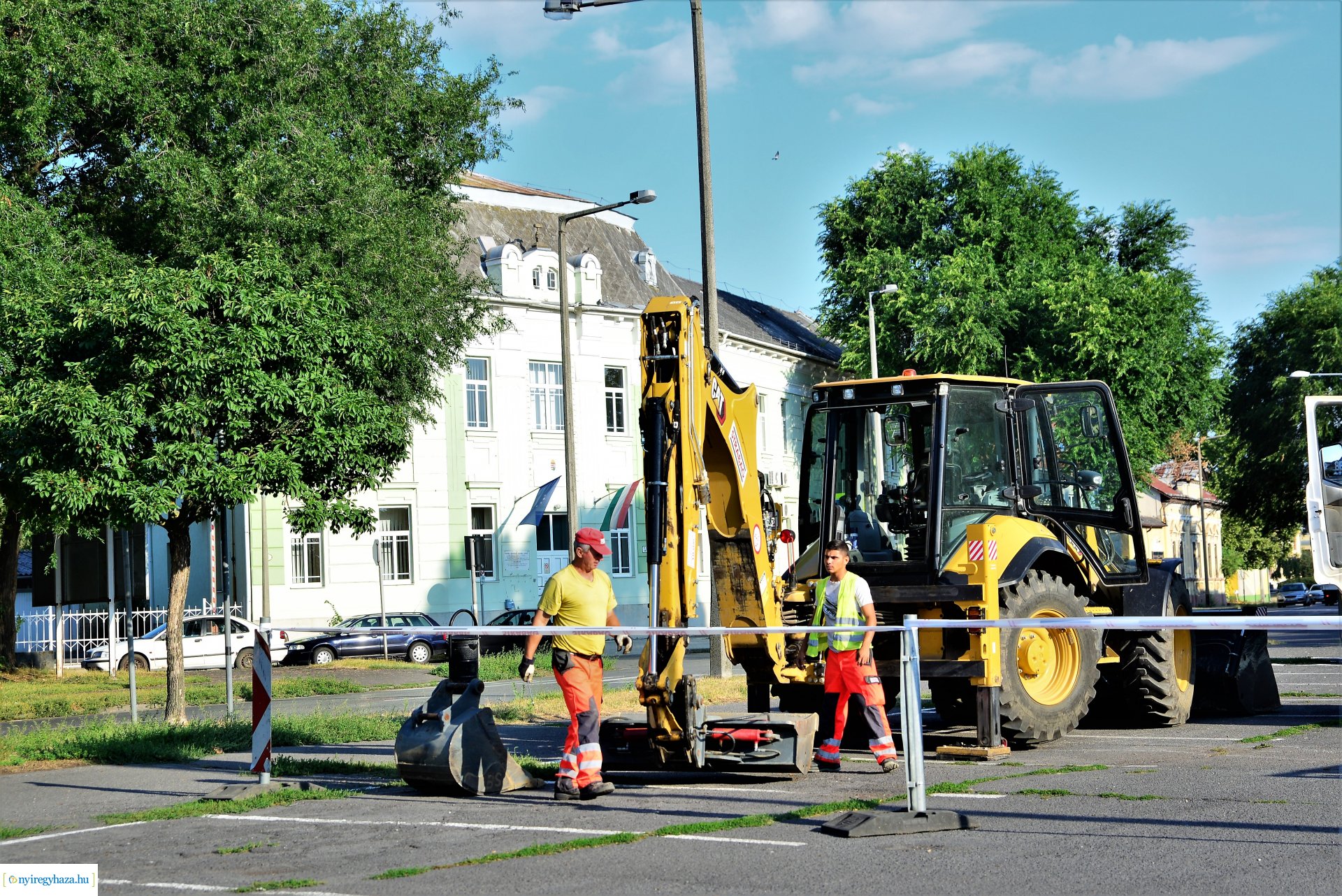 A Debreceni út  Kígyó utcai végén a parkolók szakaszosan lezárva
