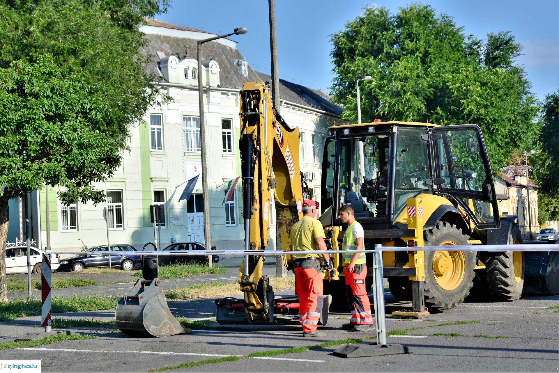 A Debreceni út  Kígyó utcai végén a parkolók szakaszosan lezárva