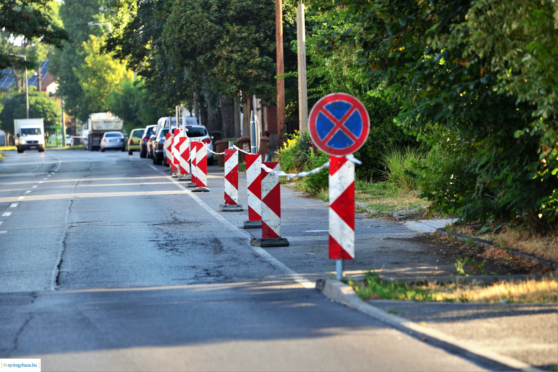 A Debreceni út  Kígyó utcai végén a parkolók szakaszosan lezárva