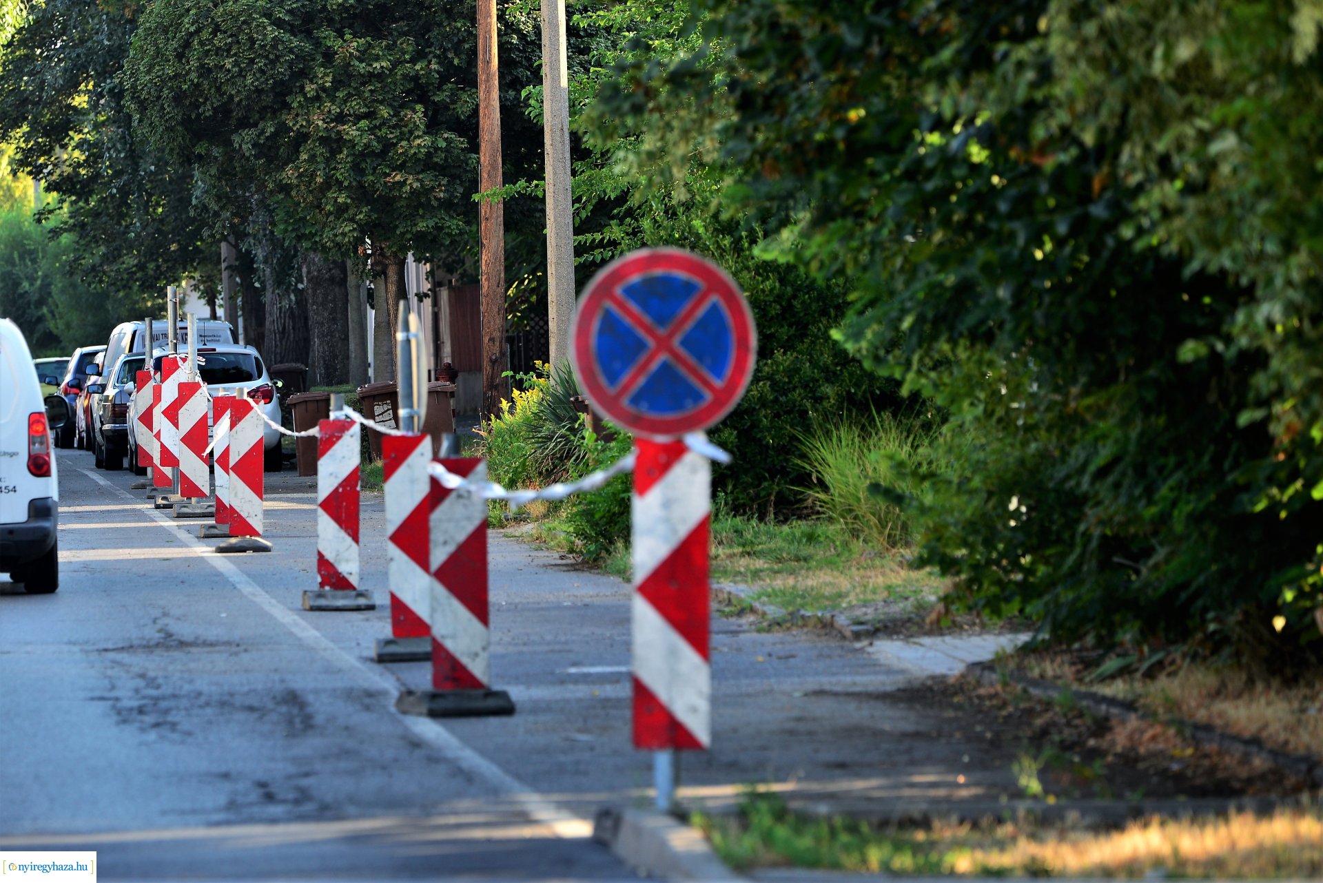 A Debreceni út  Kígyó utcai végén a parkolók szakaszosan lezárva