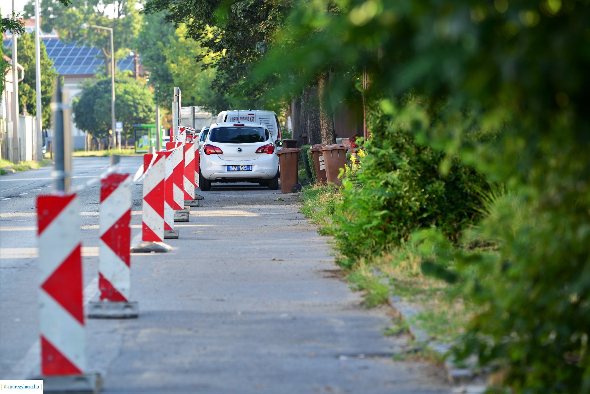 A Debreceni út  Kígyó utcai végén a parkolók szakaszosan lezárva