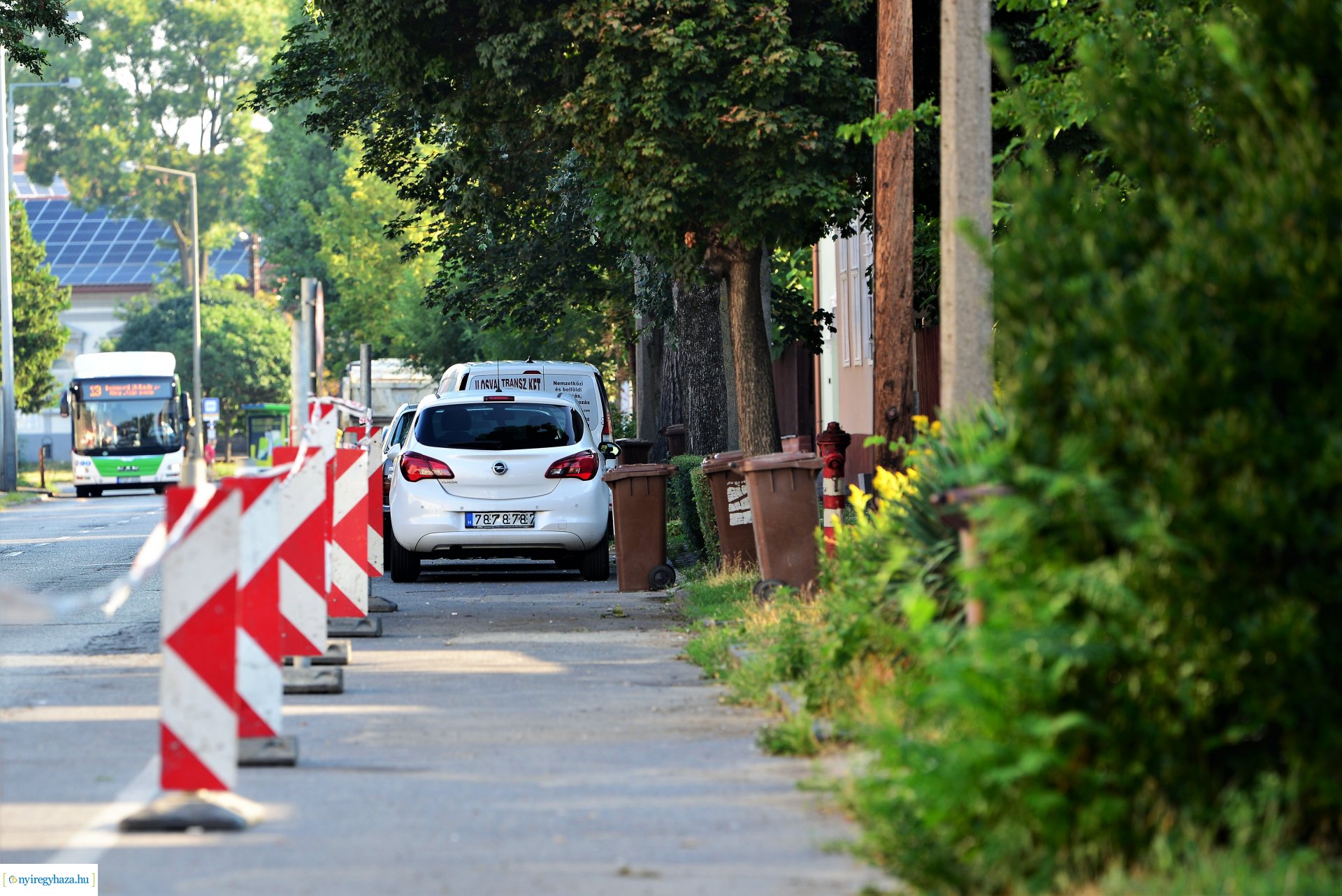 A Debreceni út  Kígyó utcai végén a parkolók szakaszosan lezárva