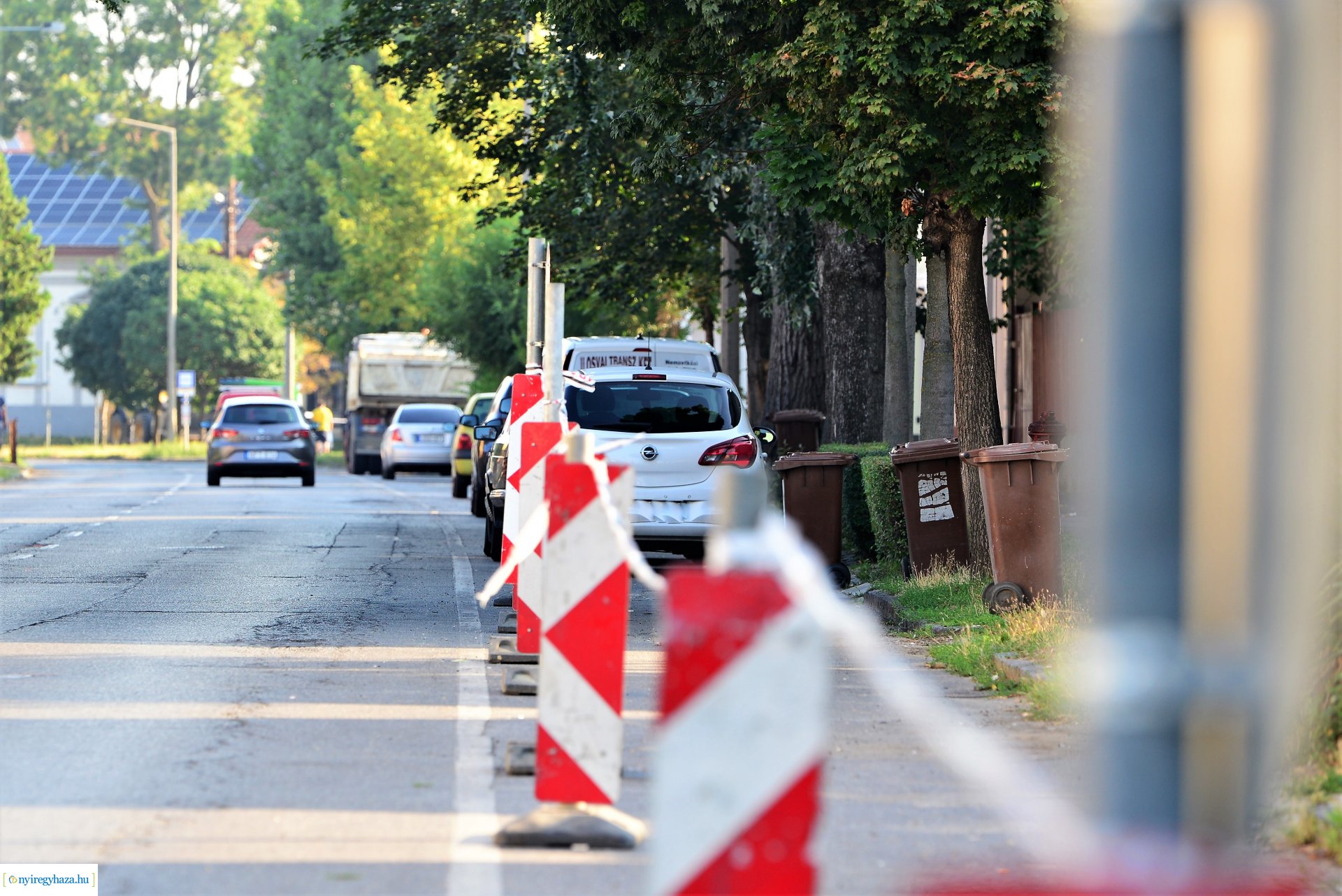 A Debreceni út  Kígyó utcai végén a parkolók szakaszosan lezárva