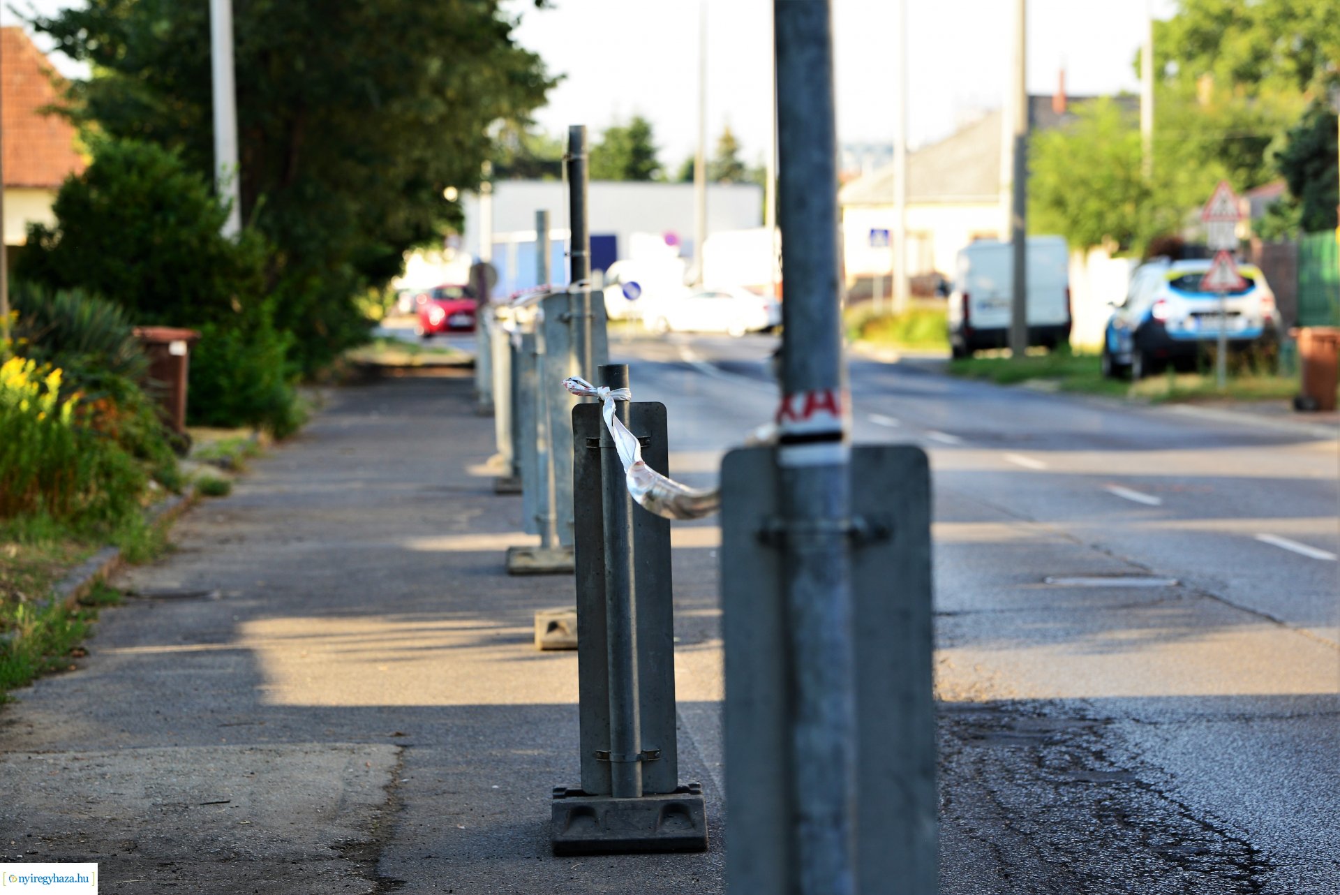 A Debreceni út  Kígyó utcai végén a parkolók szakaszosan lezárva
