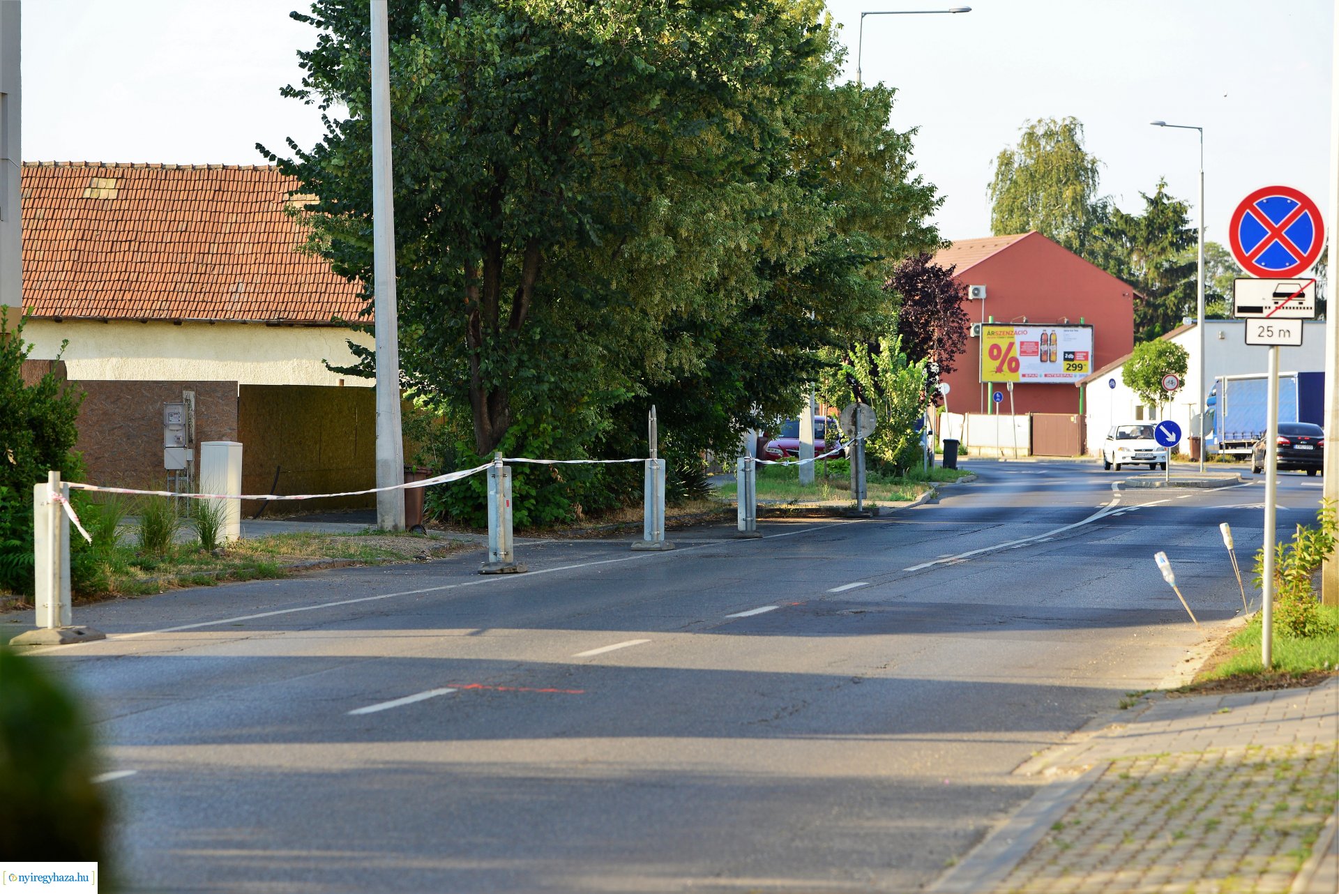 A Debreceni út  Kígyó utcai végén a parkolók szakaszosan lezárva