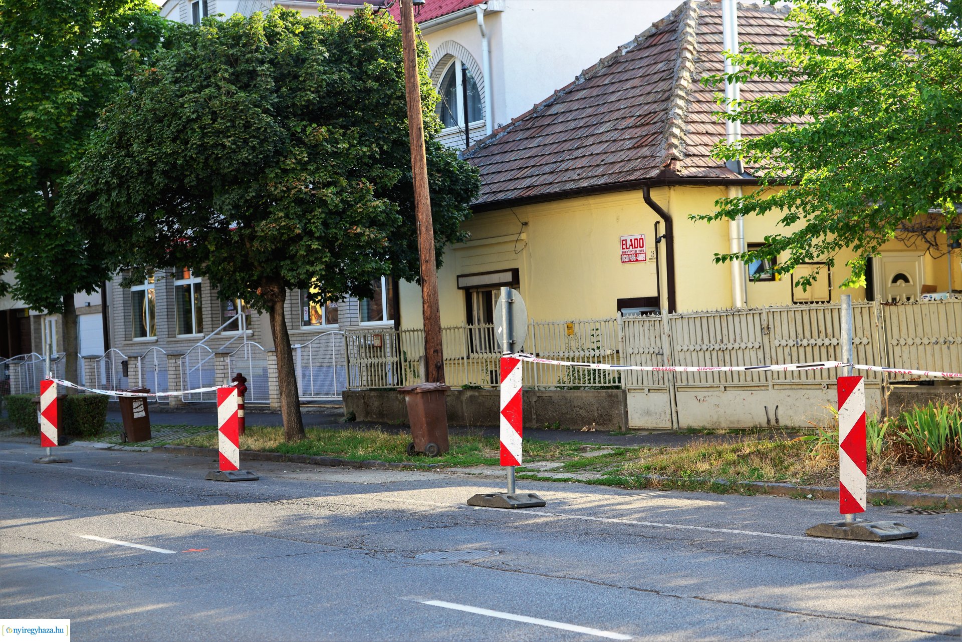 A Debreceni út  Kígyó utcai végén a parkolók szakaszosan lezárva
