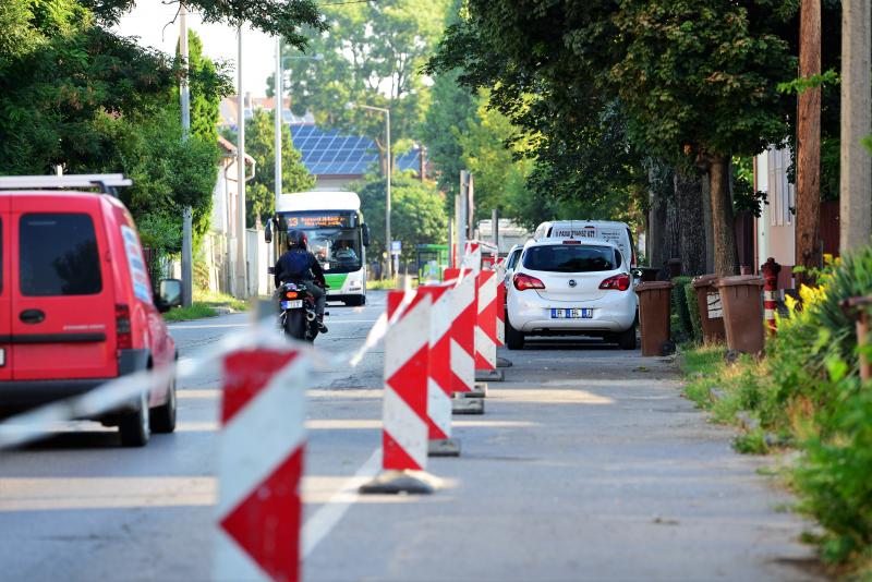 A Debreceni út  Kígyó utcai végén a parkolók szakaszosan lezárva